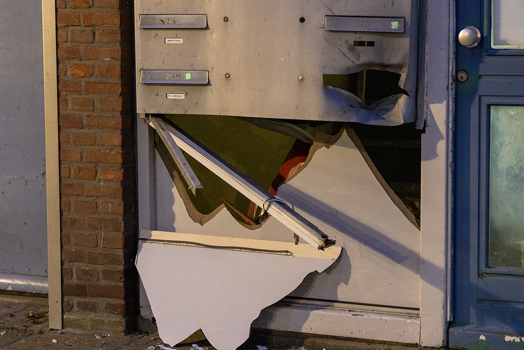 Veel schade bij explosie in portiek Ookmeerweg Amsterdam - 112 Nederland