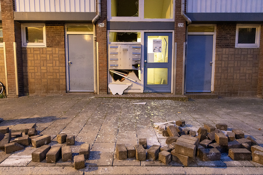 Veel schade bij explosie in portiek Ookmeerweg Amsterdam - 112 Nederland