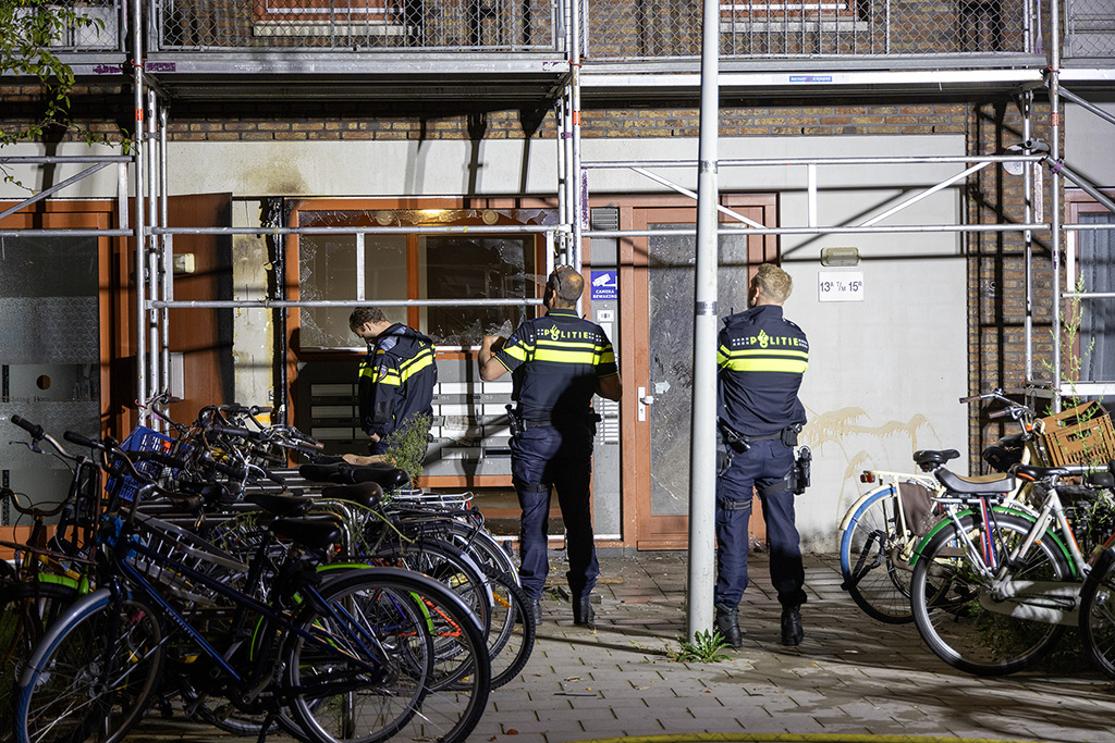 Schade na explosie in portiek Derkinderenstraat Amsterdam - 112 Nederland