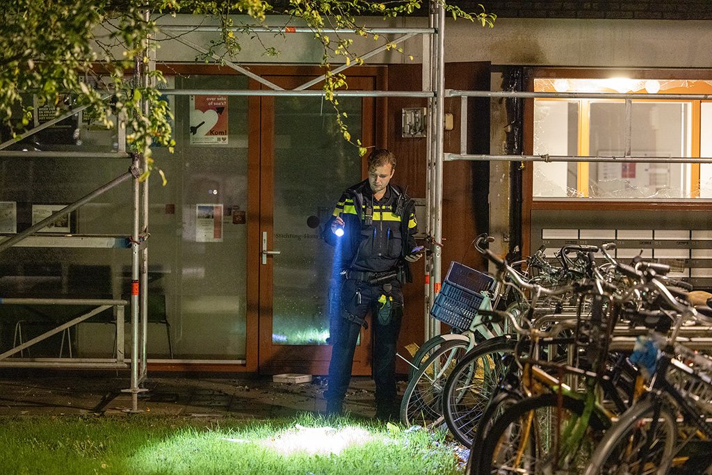 Schade na explosie in portiek Derkinderenstraat Amsterdam - 112 Nederland