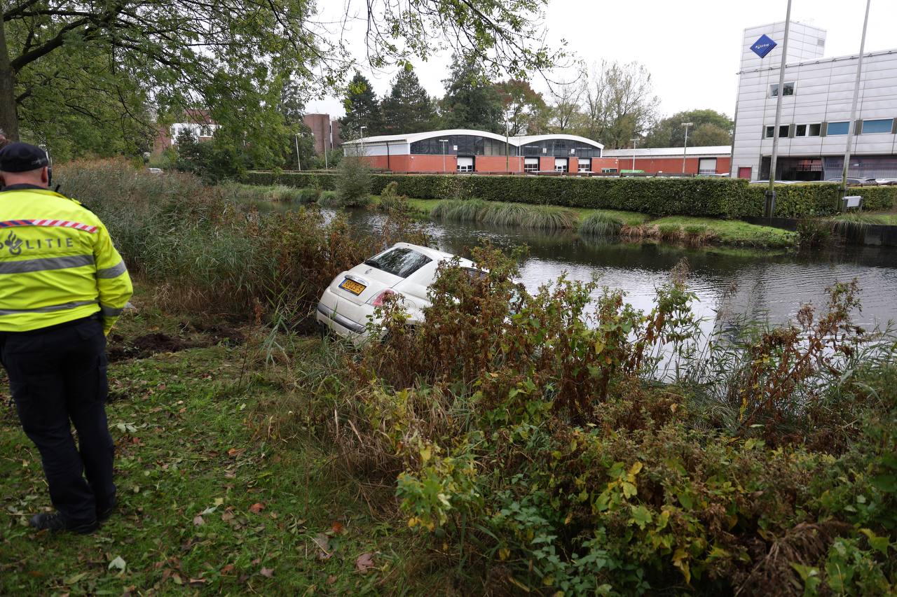 Auto Belandt In Sloot Achter Politiebureau Na Ongeval