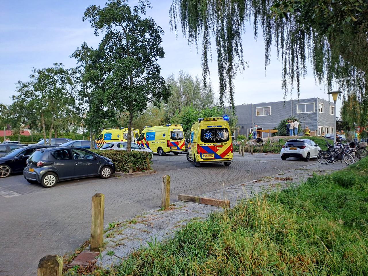 Auto crasht op speelplaats kinderopvang, kind en bestuurder naar ziekenhuis