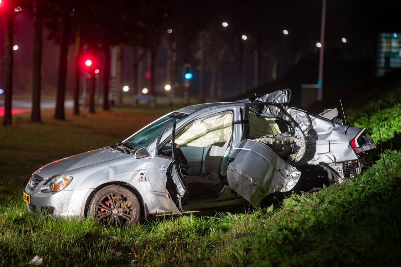 Automobilist overleden bij ongeluk tegen boom