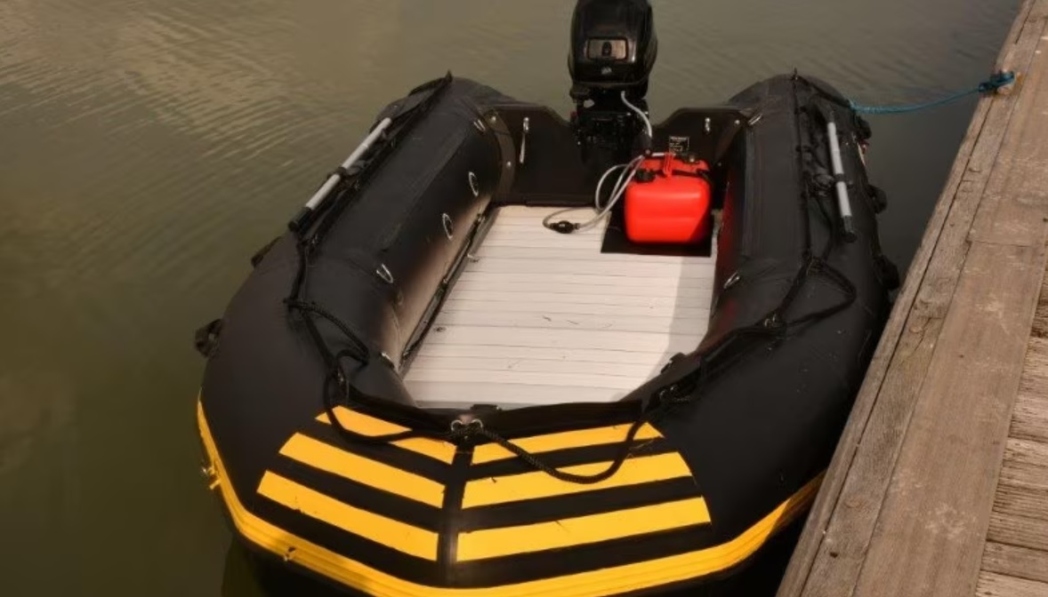 Opvarenden rubberboot slaan op de vlucht voor controle
