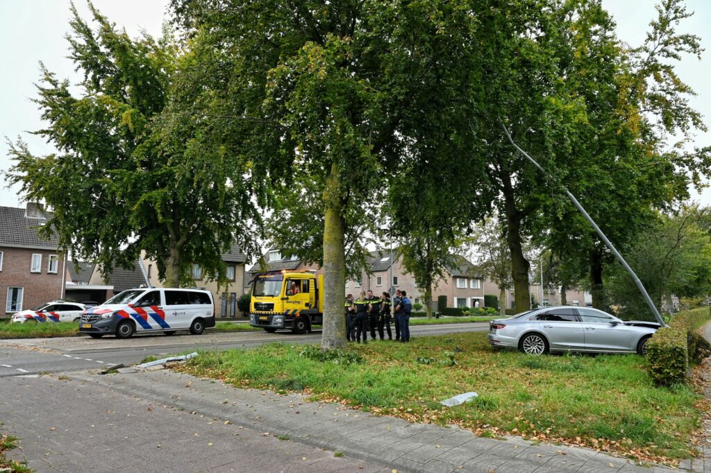 Automobilist Raakt Van De Weg En Ramt Lantaarnpaal - 112 Nederland