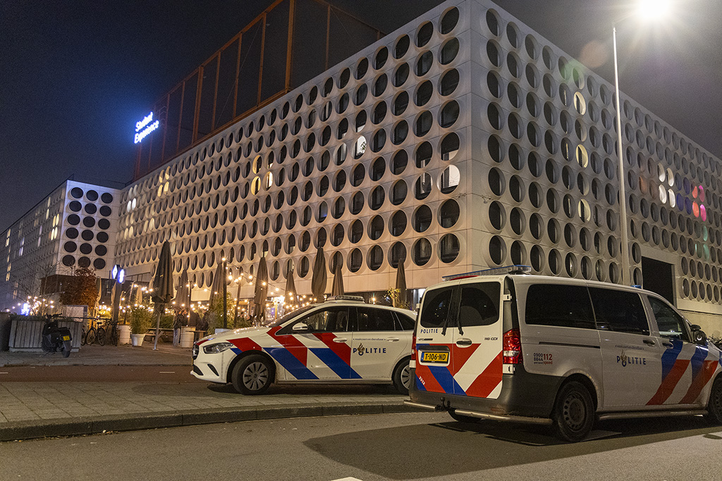 Gewonde na melding steekpartij Barbara Strozzilaan Amsterdam - 112 Nederland