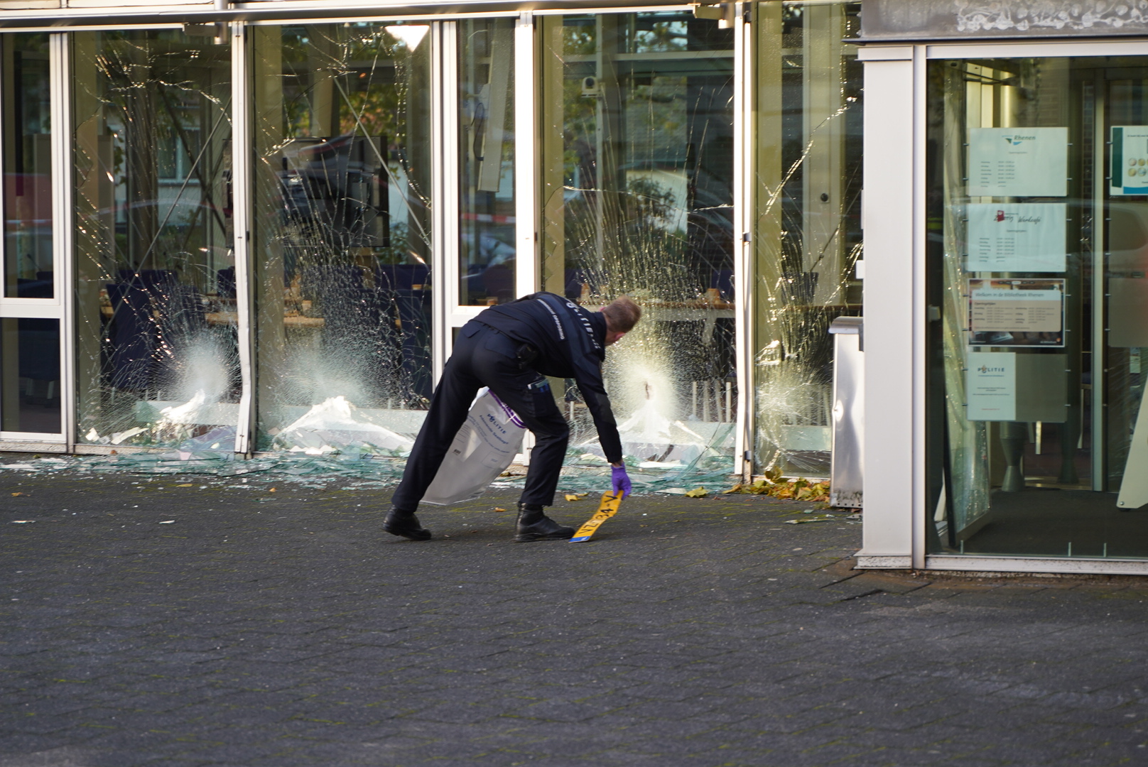 Busje ramt meerdere keren gemeentehuis, dader spoorloos