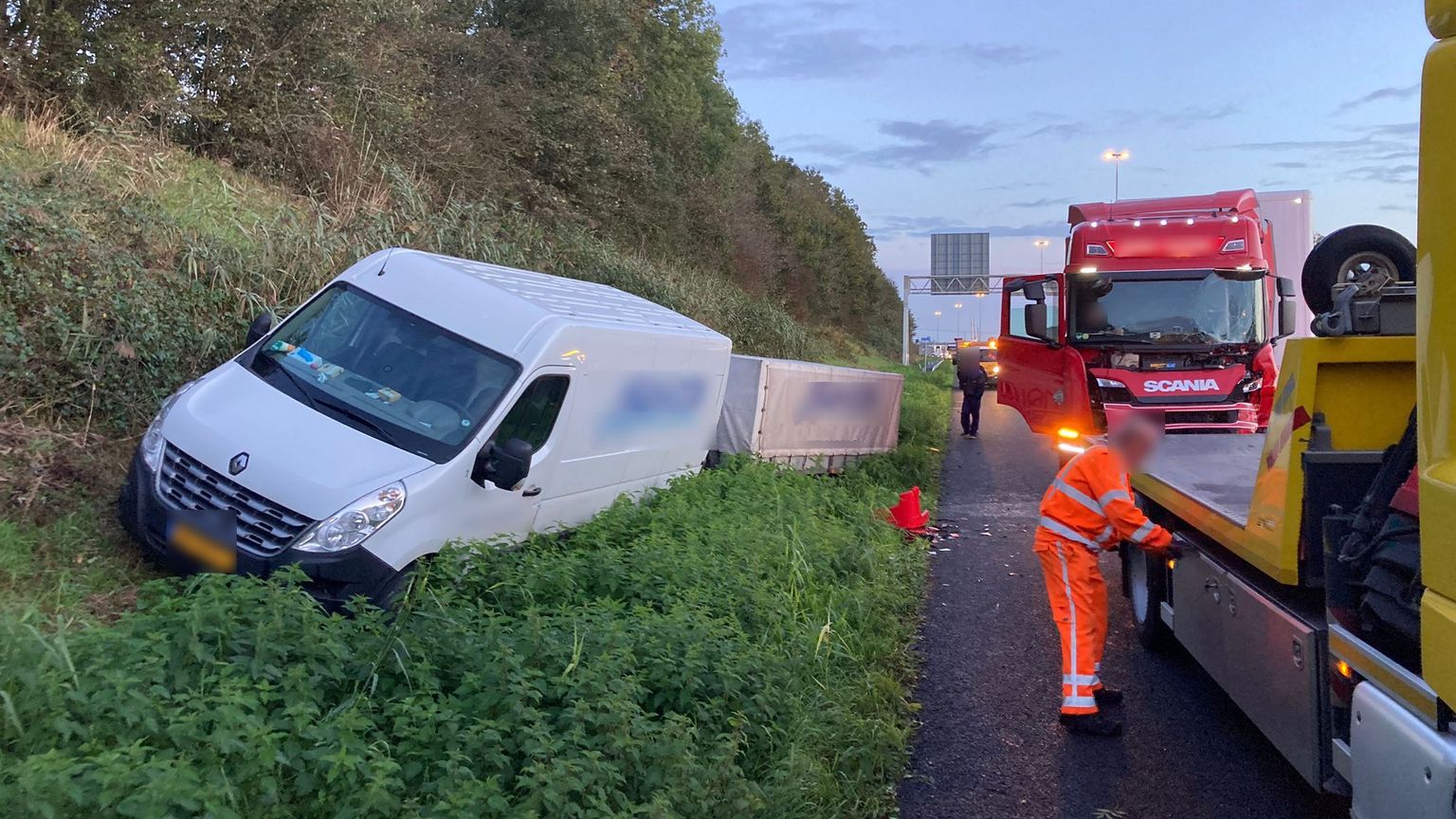 Ongeluk Op Snelweg Zorgt Voor Grote Problemen: Anderhalf Uur Vertraging ...