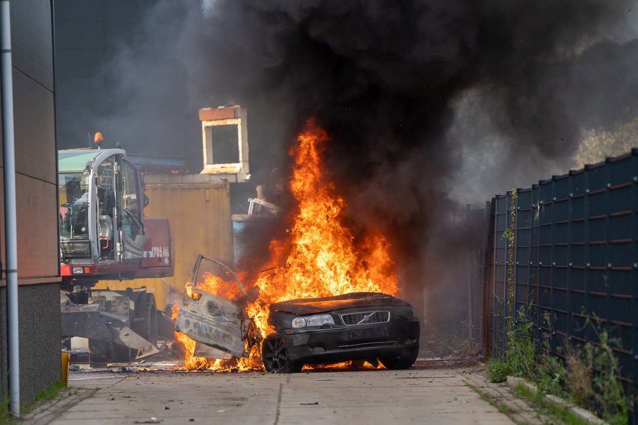 Auto Vliegt In Brand Bij Oud Ijzerhandel