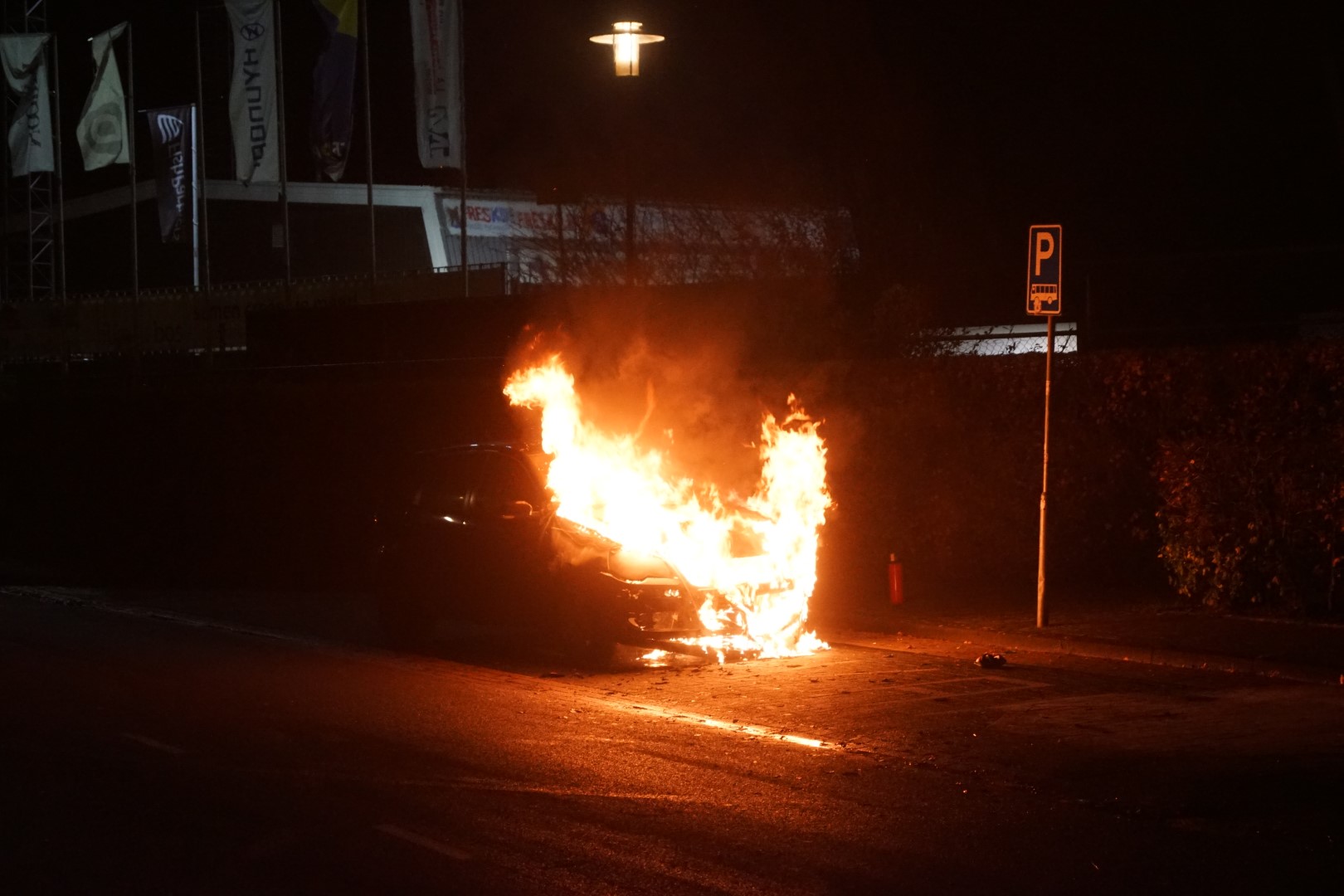 Man onder invloed veroorzaakt ongeval: auto vat vlam