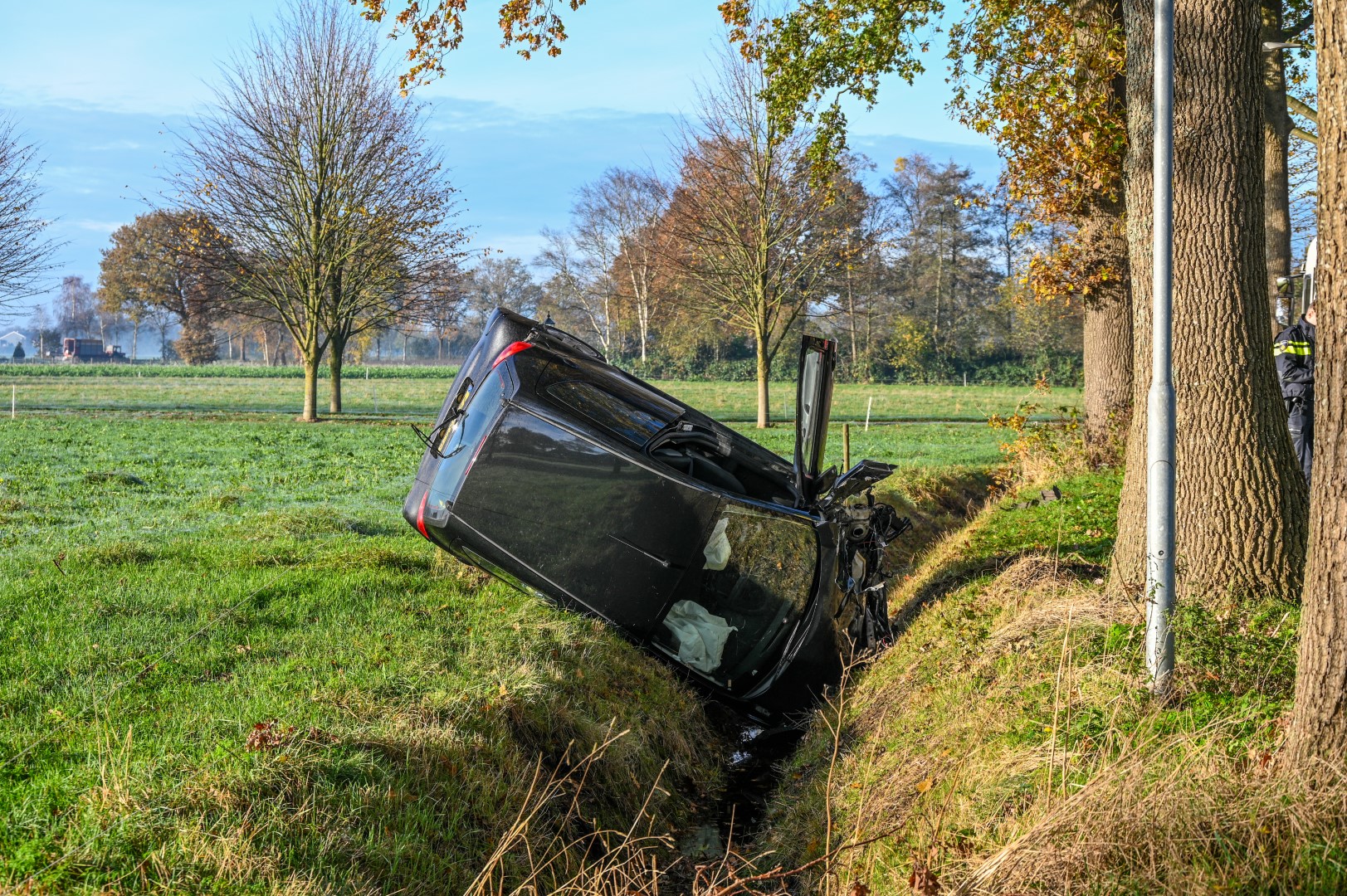 Auto Slaat Over De Kop En Belandt In Greppel Na Ongeval Met Vuilniswagen