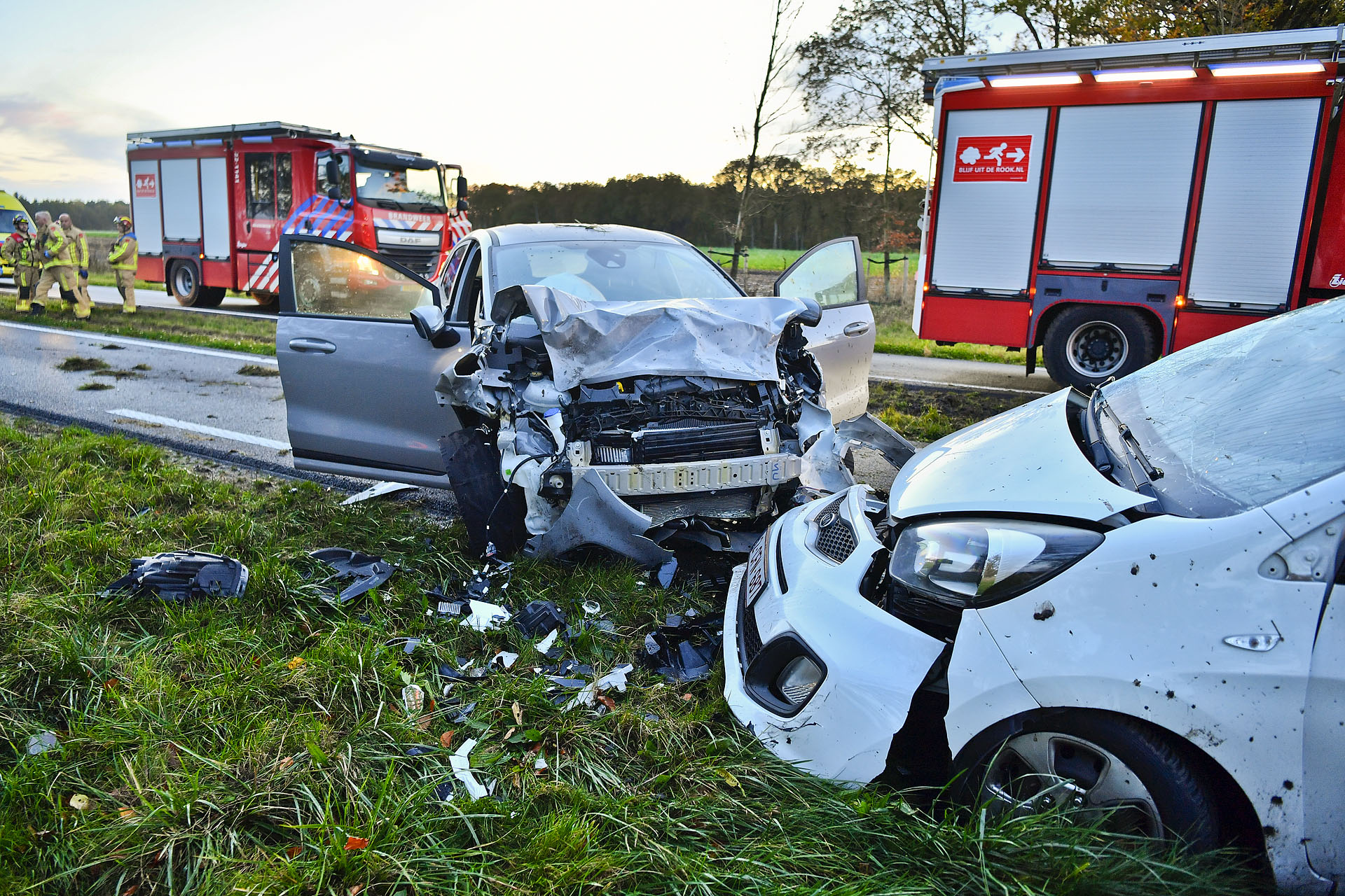 Vrouw (27) dood na frontale aanrijding