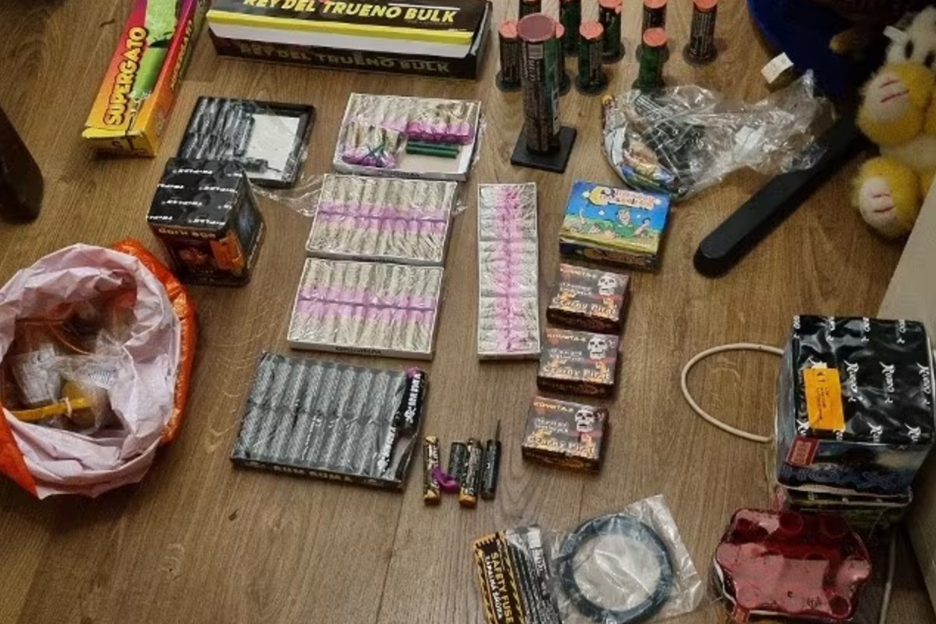 18-jarige opgepakt na vondst illegaal vuurwerk, straat uren afgesloten