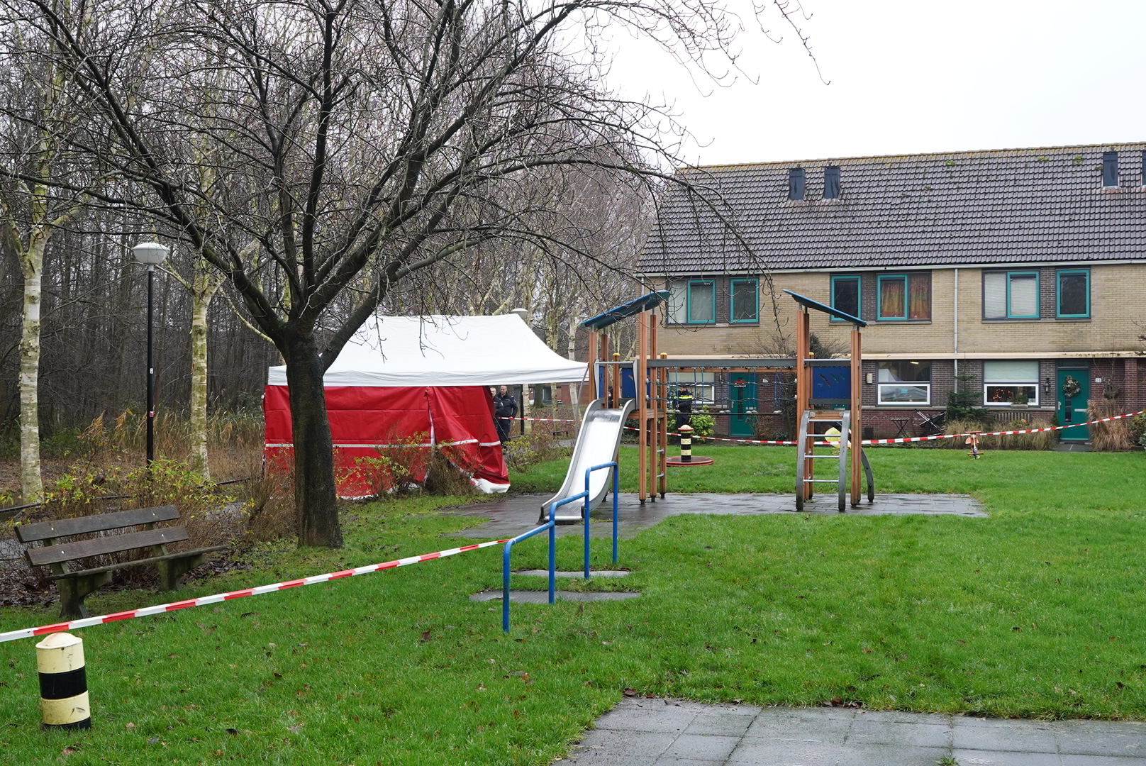 Dode aangetroffen bij speeltuin, politie doet onderzoek