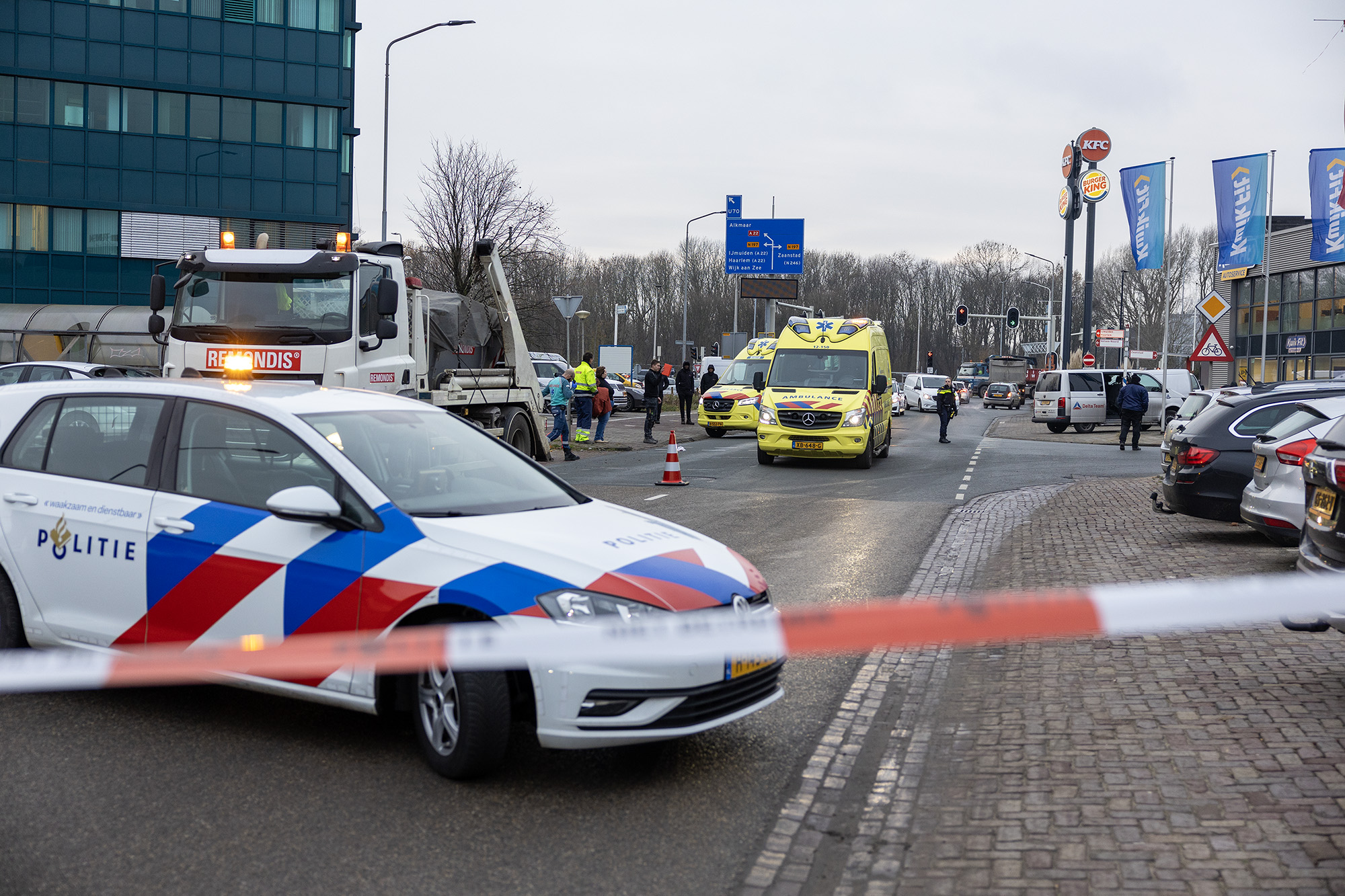Automobilist met fles wijn tussen benen wil vluchten en sleurt agent mee