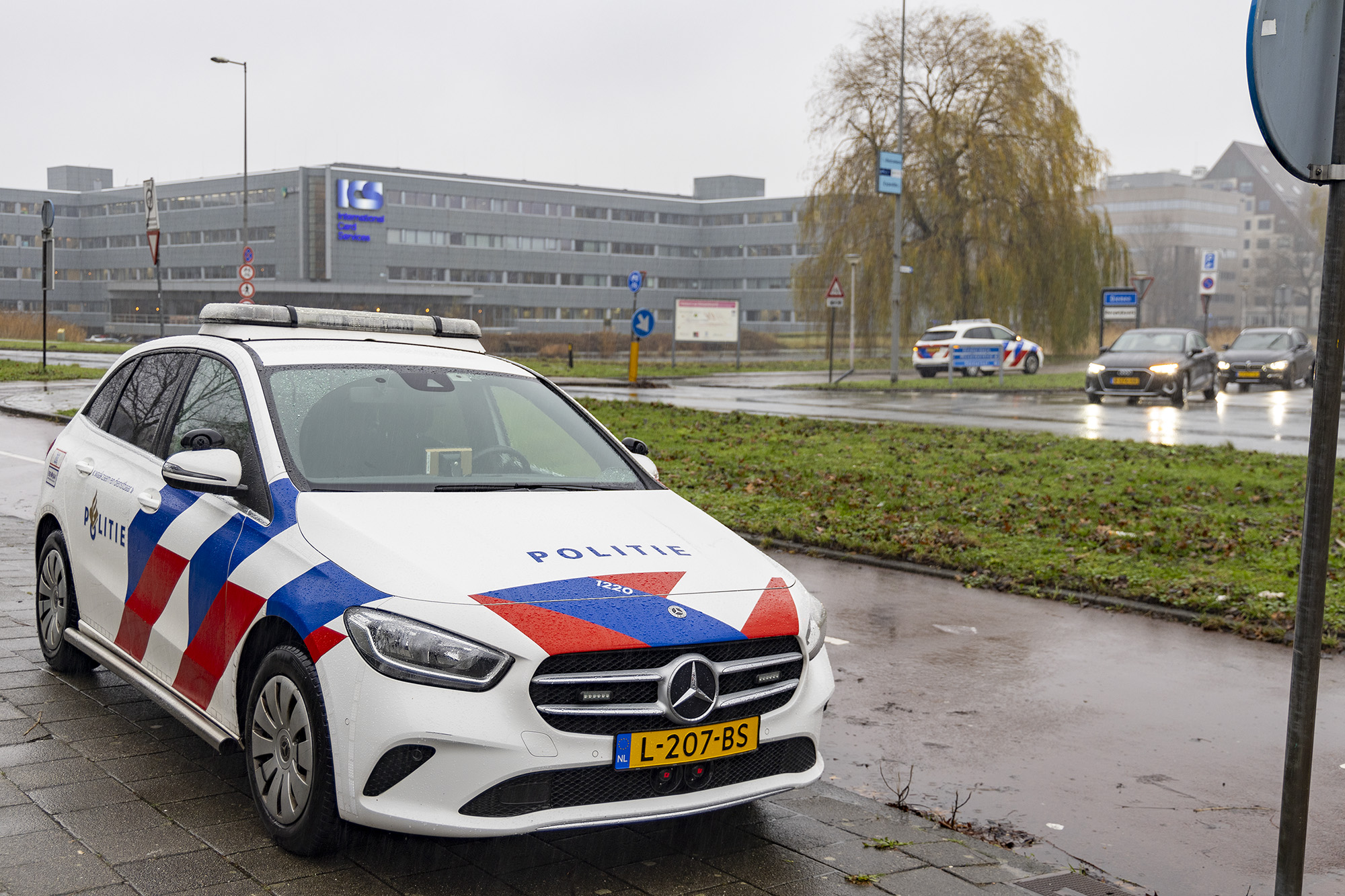 Juwelenbezorger overvallen van bestelbus door mannen met vuurwapens in Diemen-Zuid - 112 Nederland