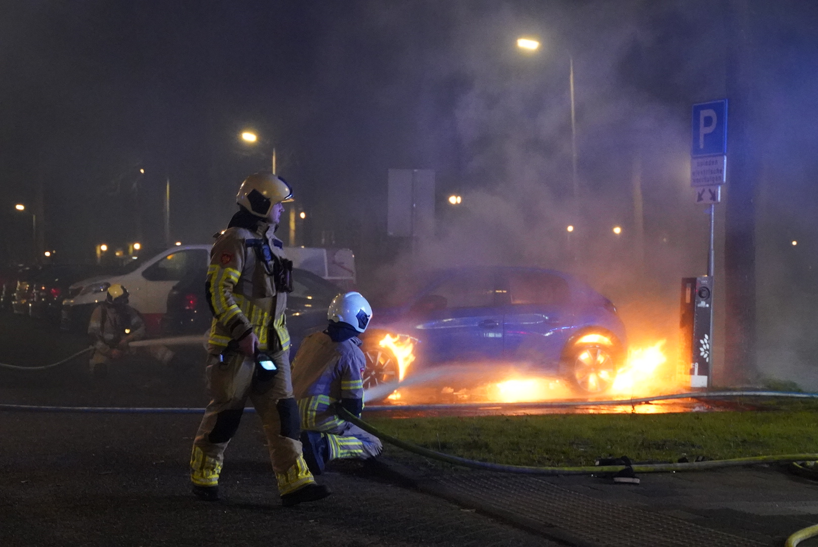 Elektrische auto vliegt in brand aan laadpaal