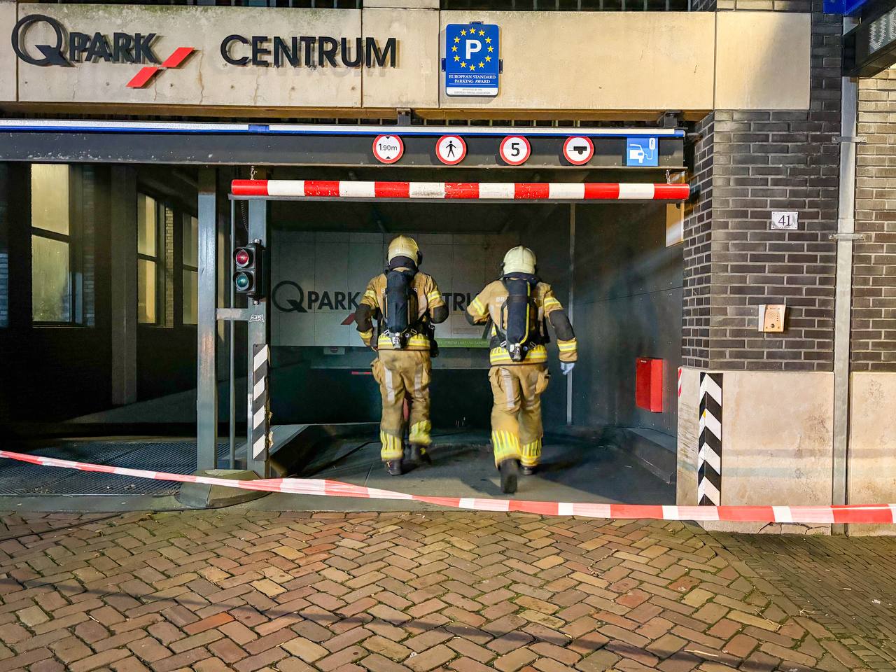 Brand in noodstroom aggregaat parkeergarage, automobilisten moeten buiten wachten
