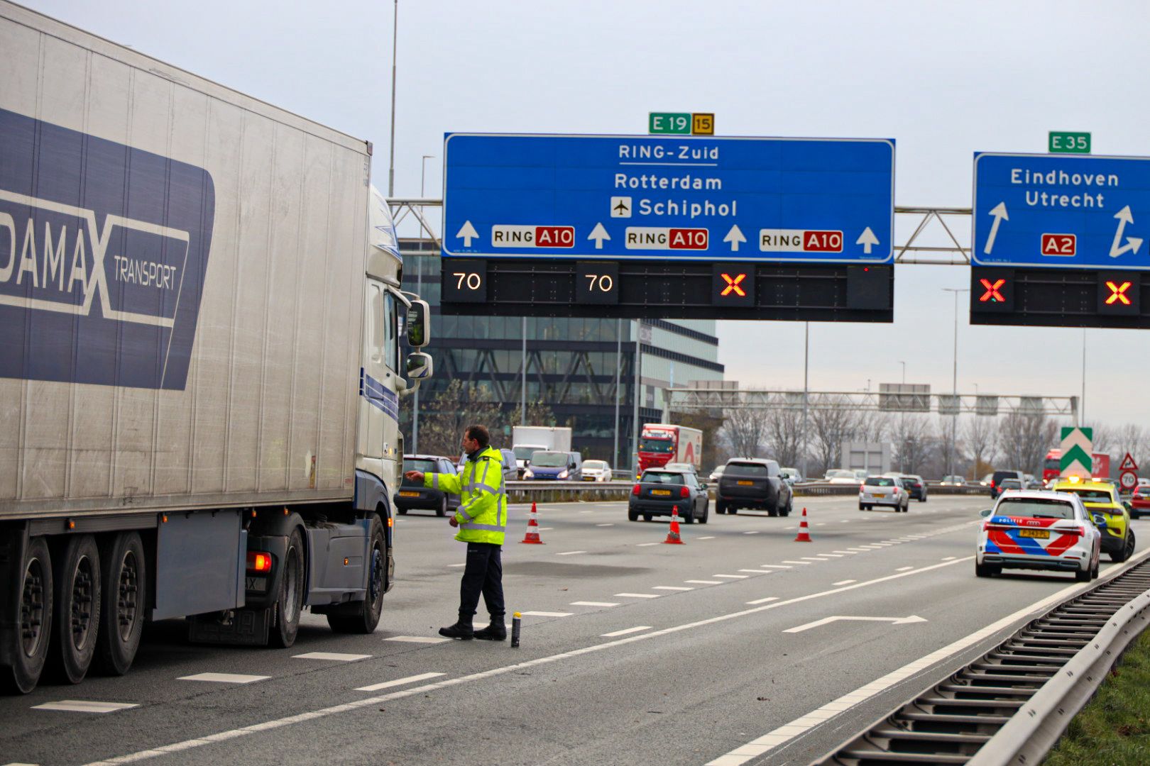 Zwaargewonde Bij Ongeluk Op Snelweg, Bestuurder Viel Uit Vrachtwagen Op ...