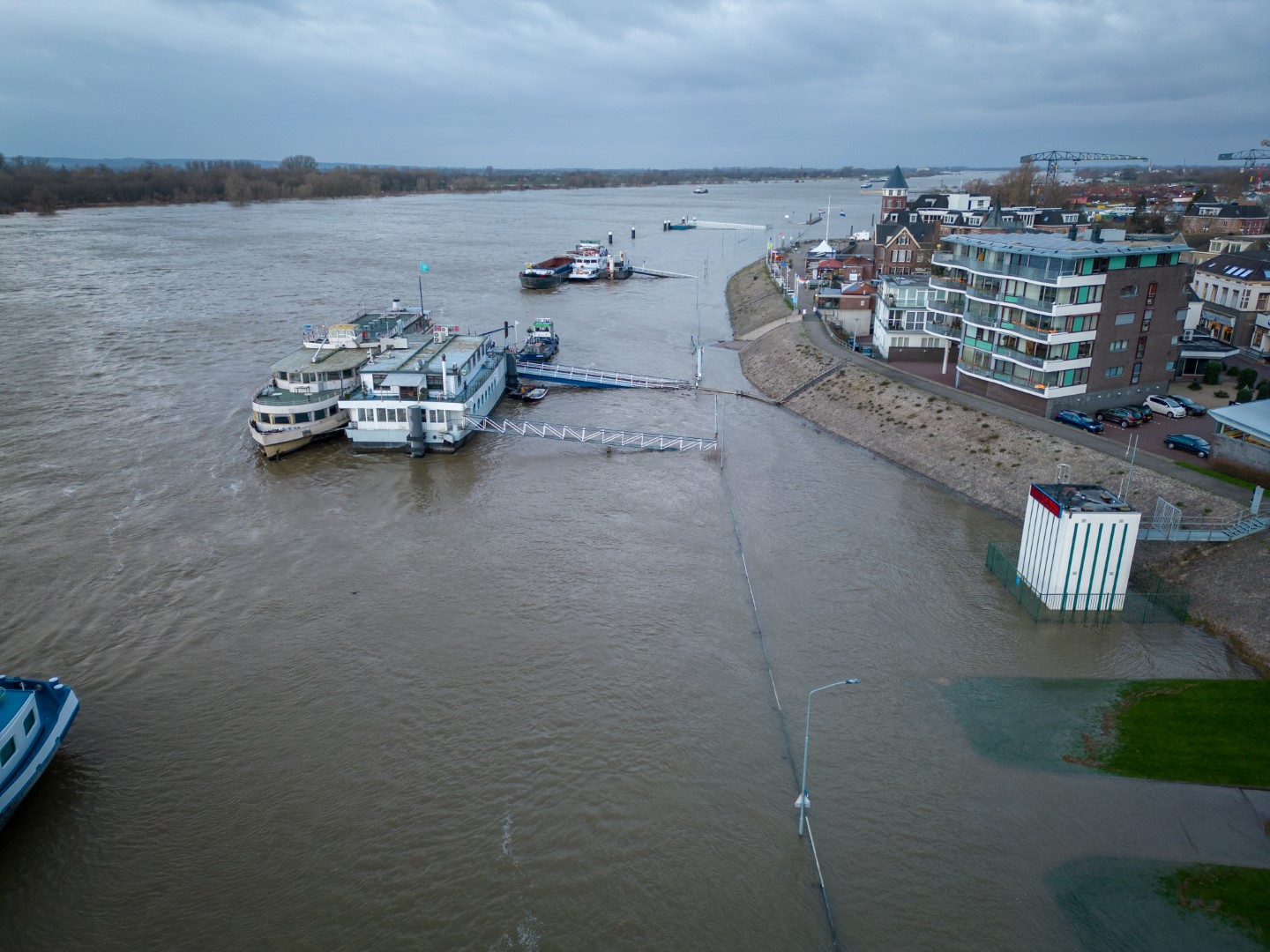 Waterstand bereikt hoogtepunt - 112 Nederland