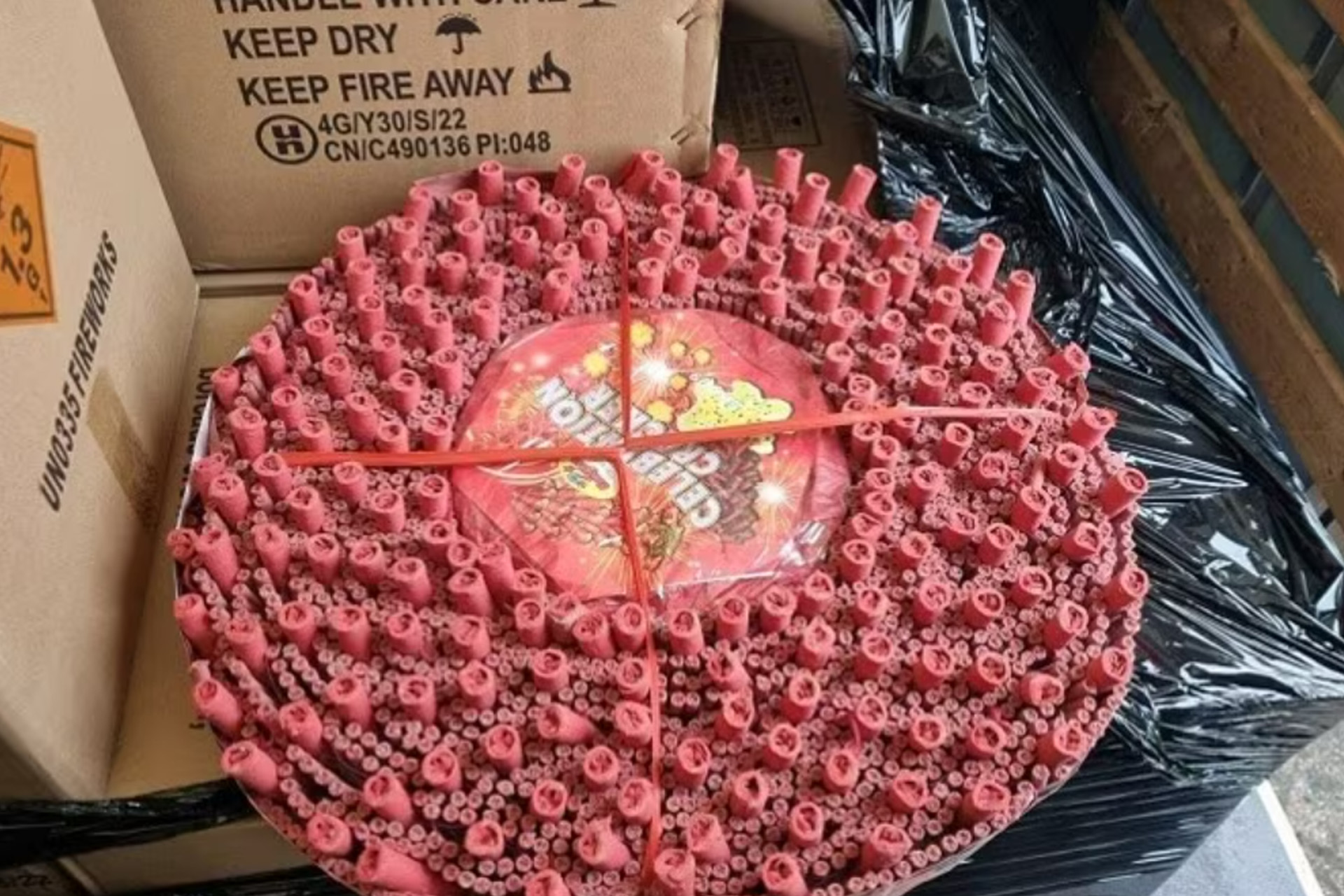 2100 kilo vuurwerk in beslag genomen, bestuurder aangehouden
