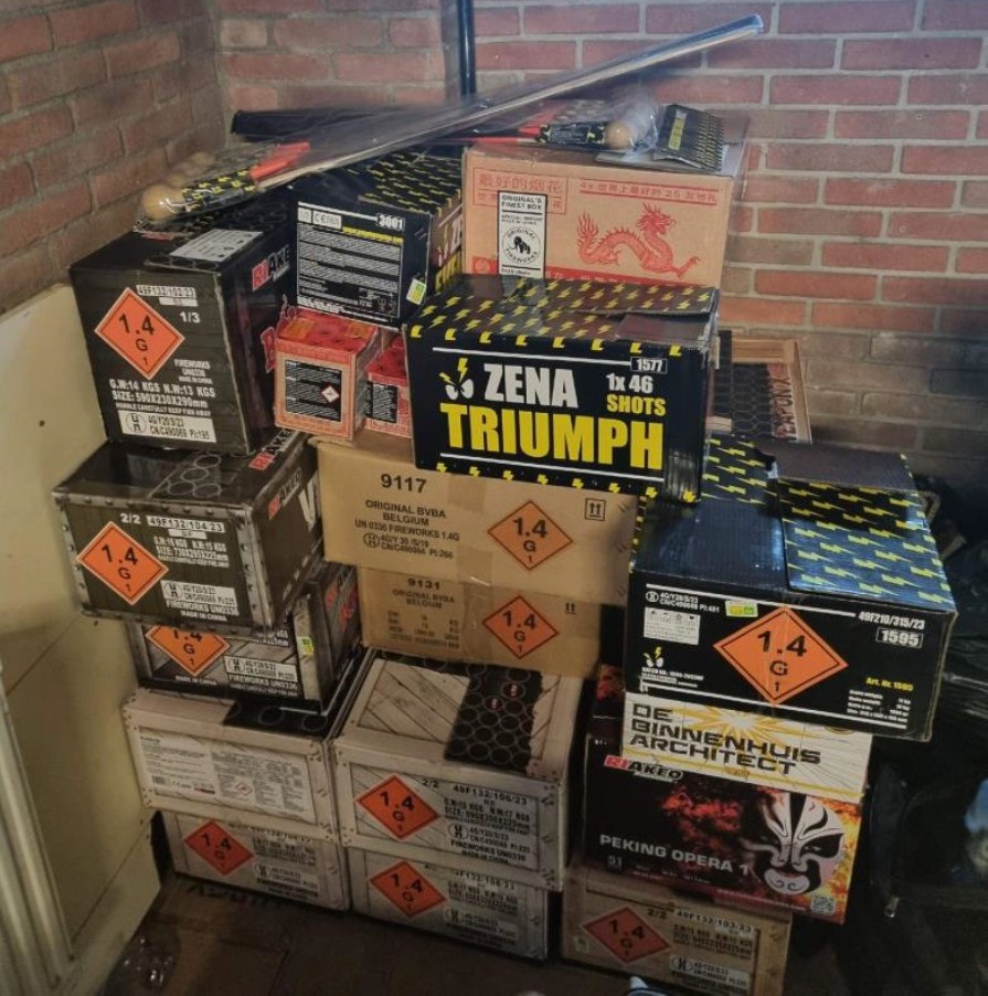 Politie ontdekt 1000 kilo illegaal vuurwerk en wapens in woning