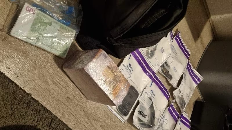Drugsonderzoek leidt tot vier aanhoudingen en vondst grote som geld