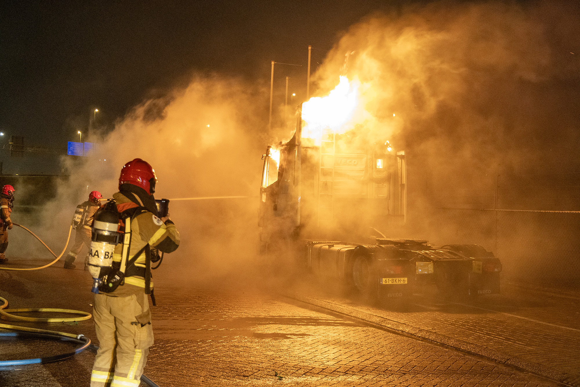 Twee vrachtwagens in de brand aan de Berchvliet in Amsterdam - 112 Nederland