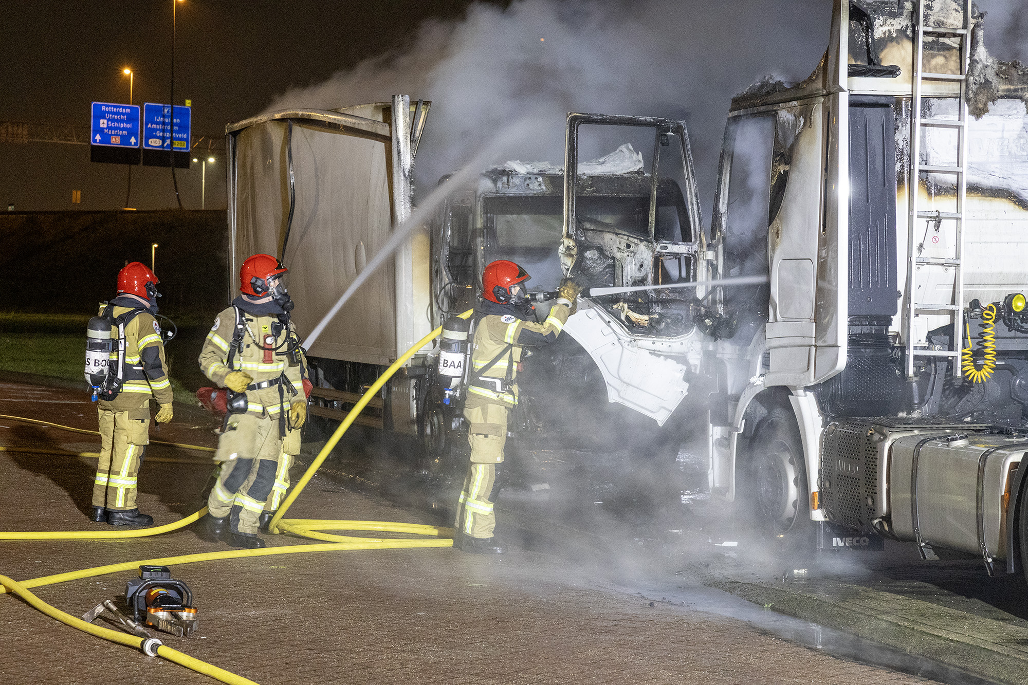 Twee vrachtwagens in de brand aan de Berchvliet in Amsterdam - 112 Nederland