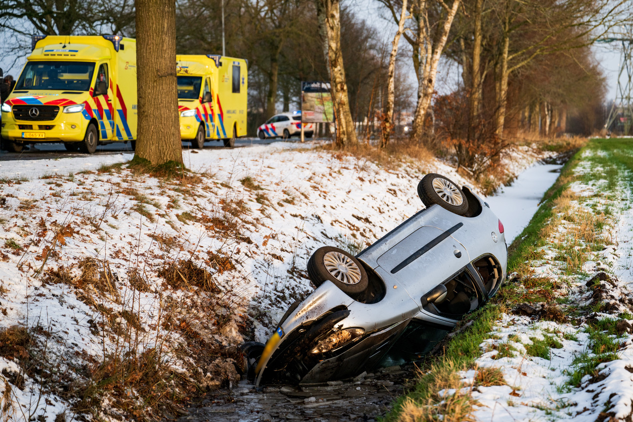 Omstanders Redden Vrouw Uit Auto In Sloot