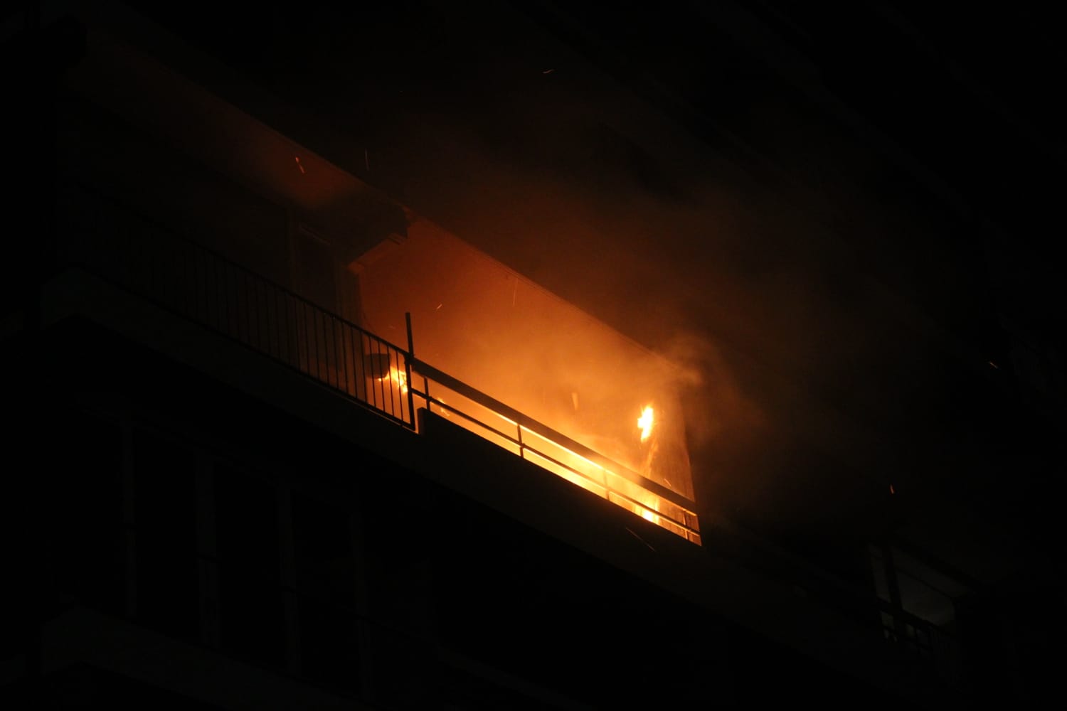 Uitslaande brand in flatwoning op 4de verdieping