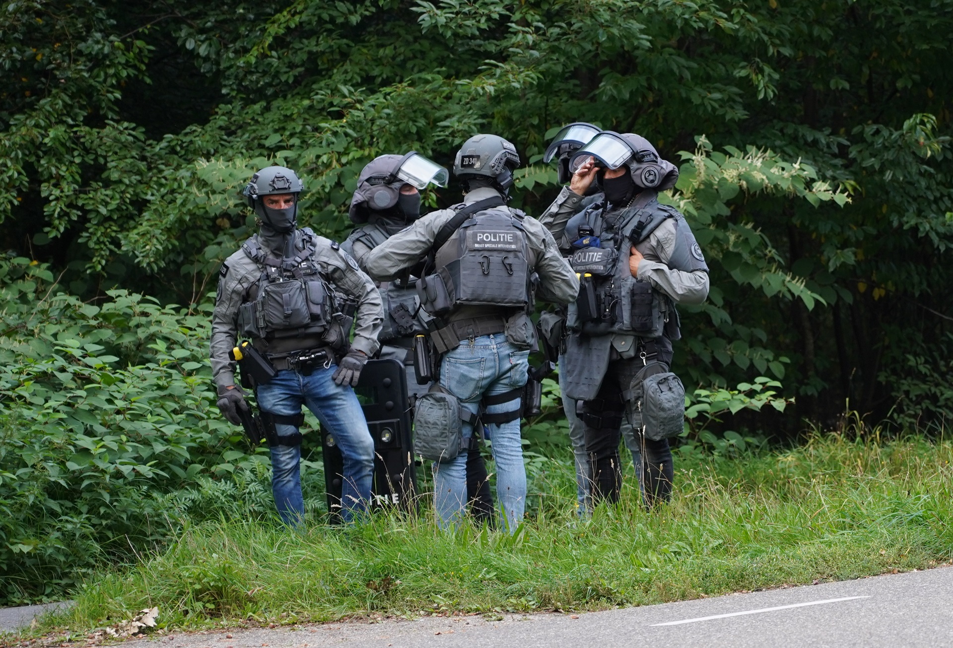Groot geldbedrag en drugs aantroffen tijdens inval, verdachte aangehouden