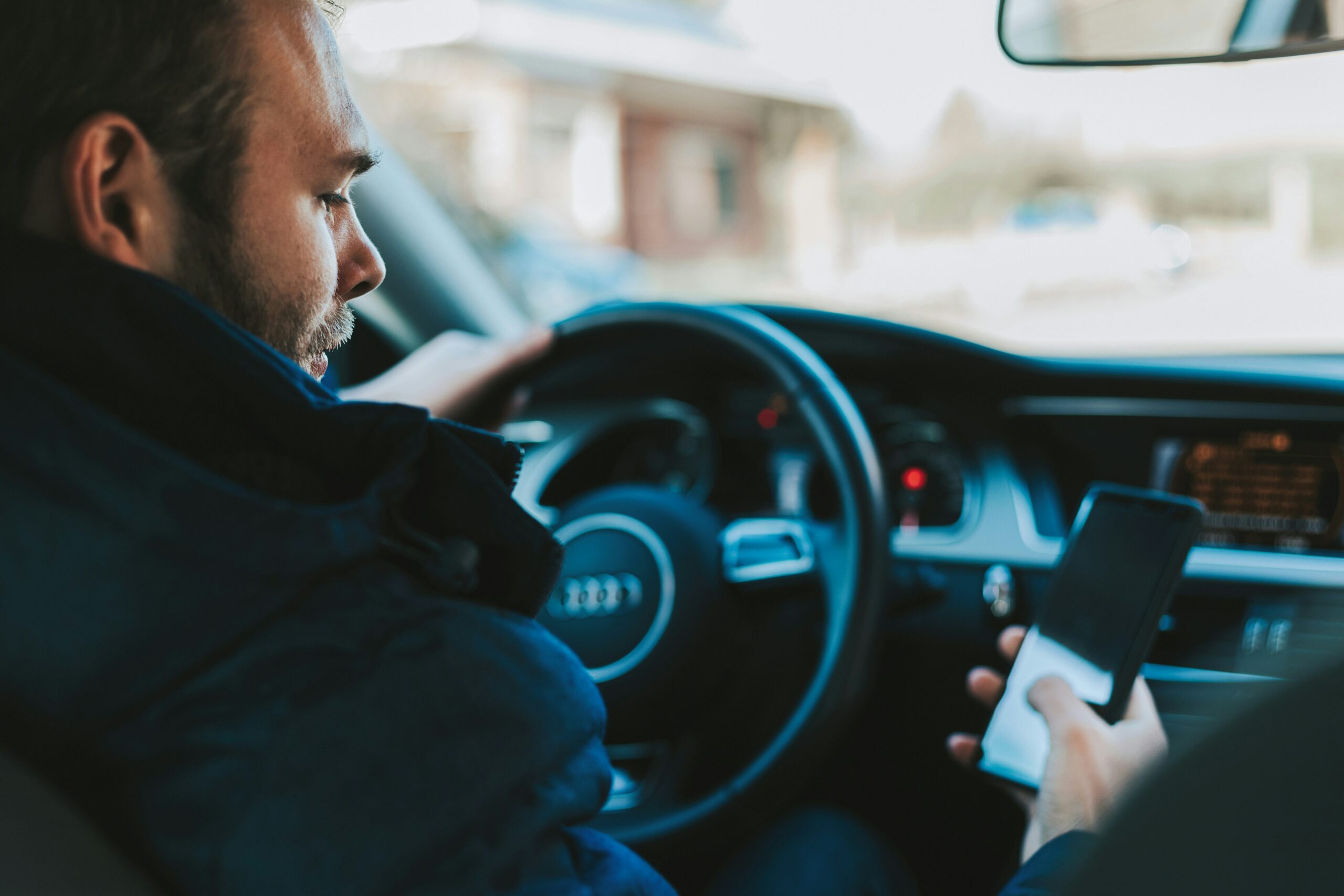 Appen achter het stuur? Politie kan rijbewijs voor twee weken afpakken
