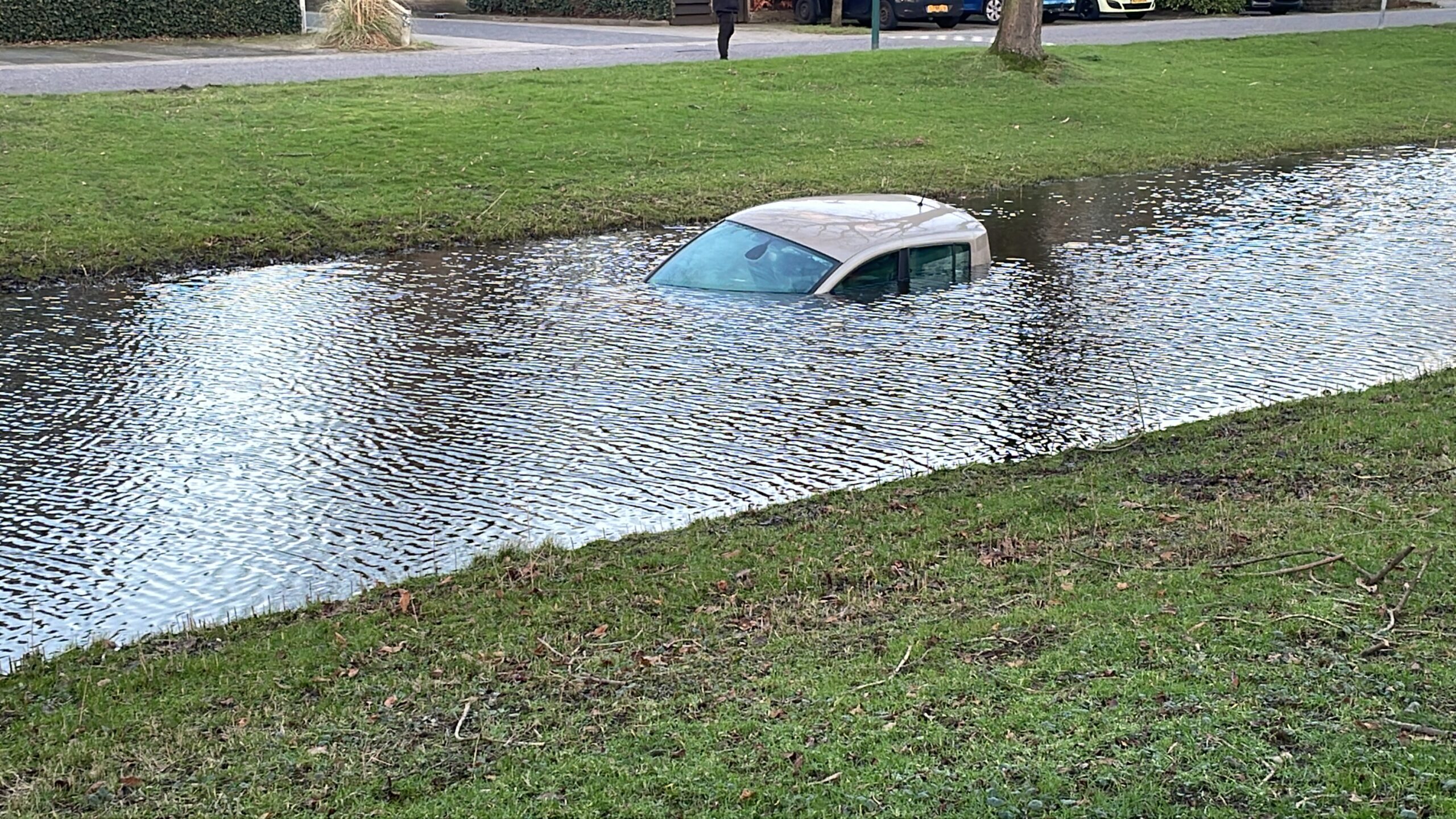 Auto te water door vergeten handrem