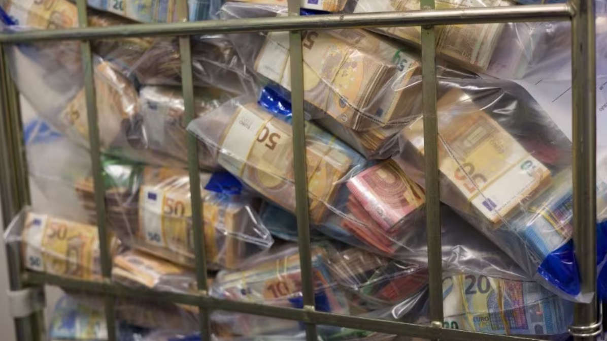 Ruim 8 miljoen euro aangetroffen in woning
