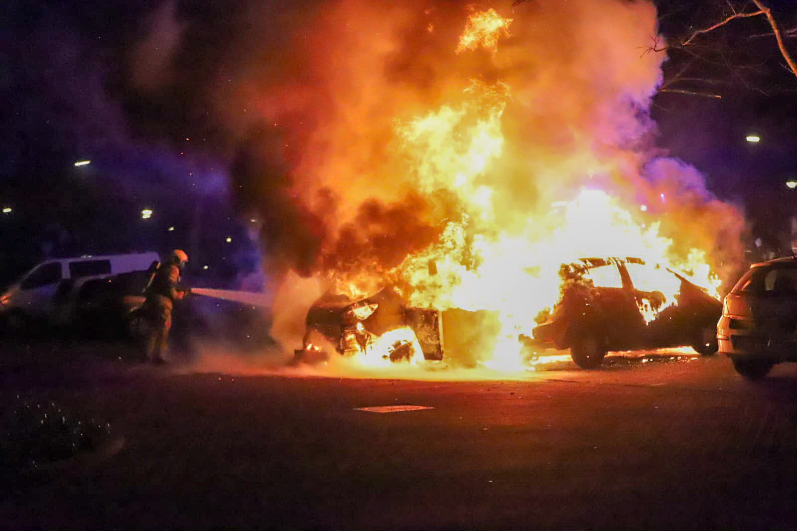 Negen auto’s beschadigd door brand, politie onderzoekt brandstichting