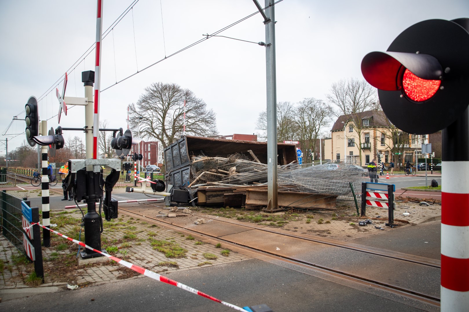 Vrachtwagen verliest lading op spoor, hinder voor weg- en treinverkeer in Zwolle