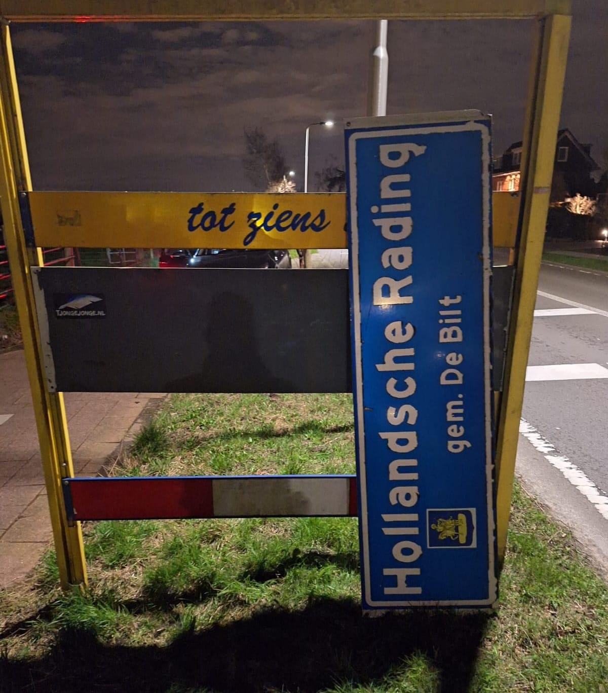 Tweetal vernielt plaatsnaambord voor ogen van agenten