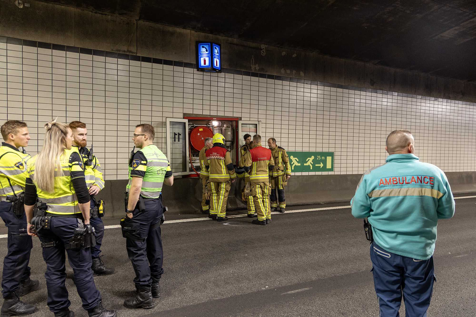 Auto vliegt in de Wijkertunnel in de brand na ongeval - 112 Nederland