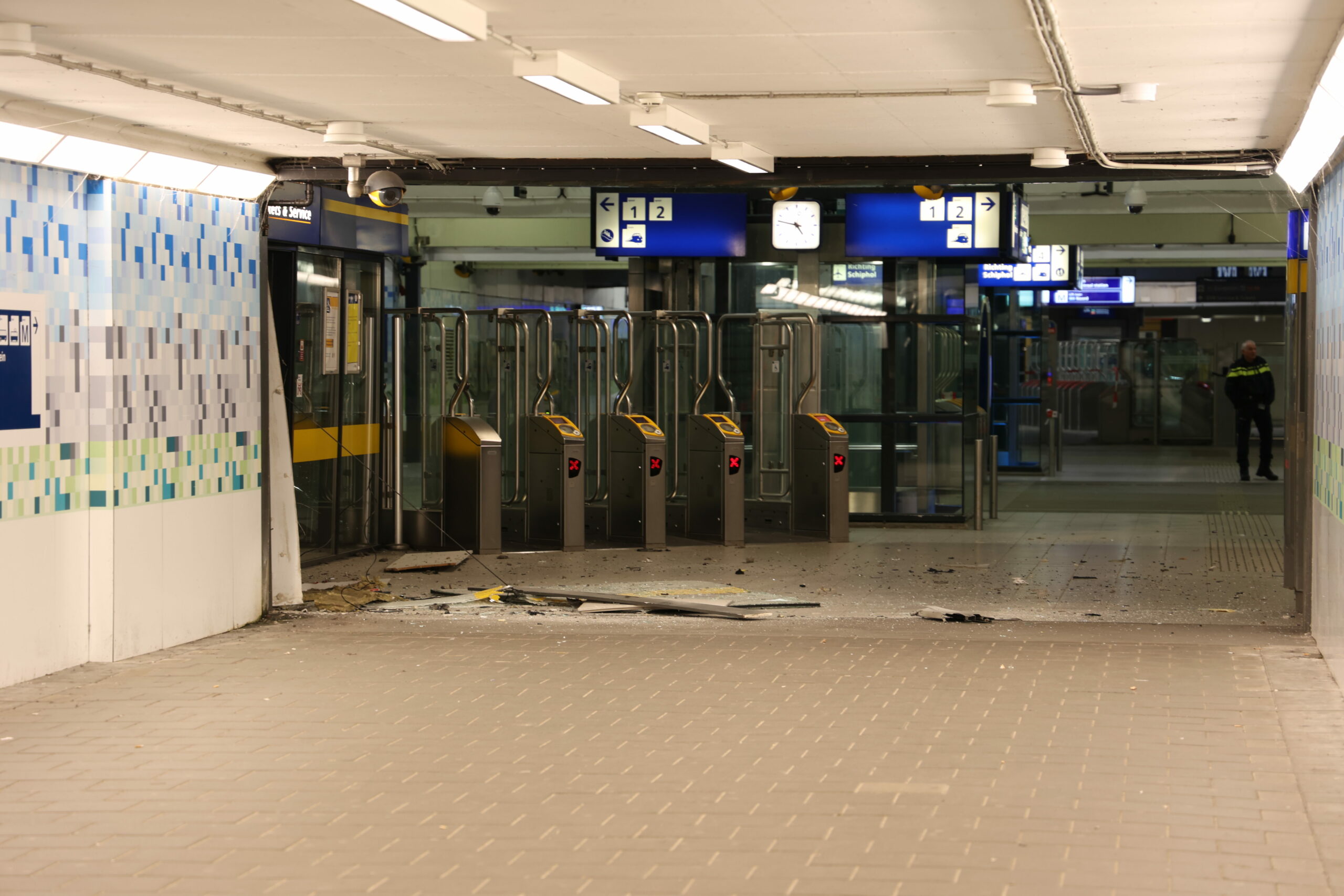 Plofkraak op automaat in stationshal in Amsterdam Zuid - 112 Nederland