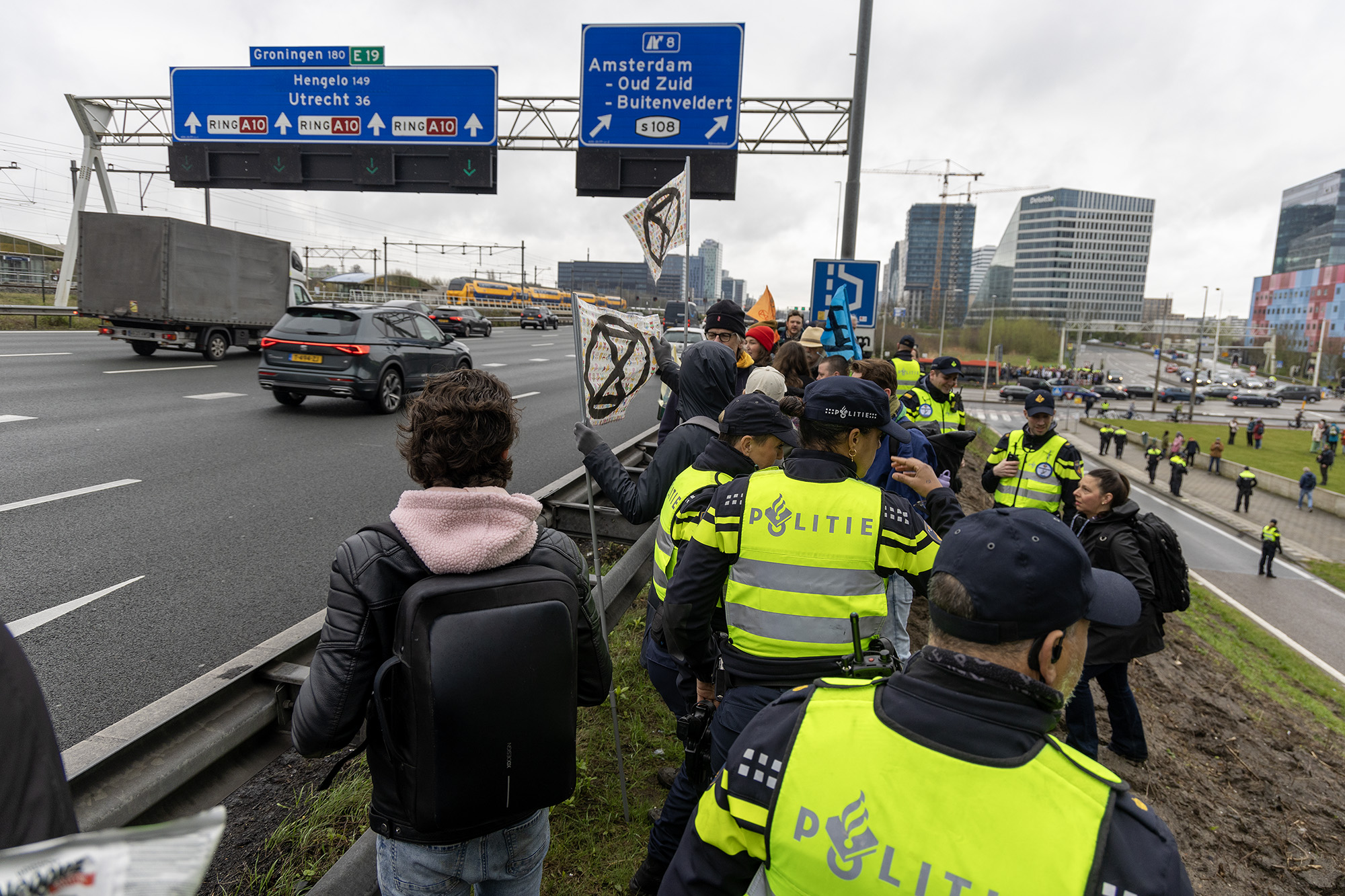 Politie neemt auto's Extinction Rebellion in beslag, blokkade-actie niet gelukt - 112 Nederland