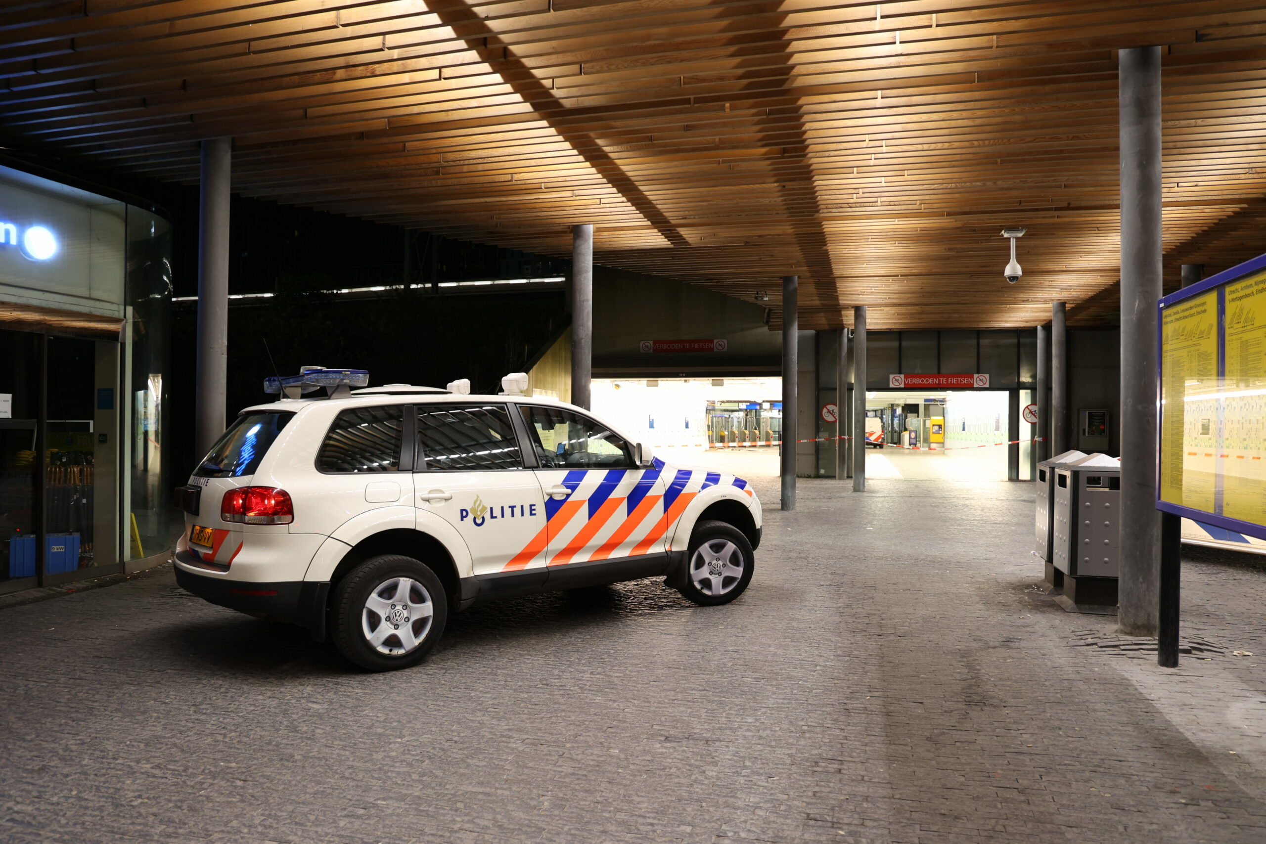 Plofkraak op automaat in stationshal in Amsterdam Zuid - 112 Nederland