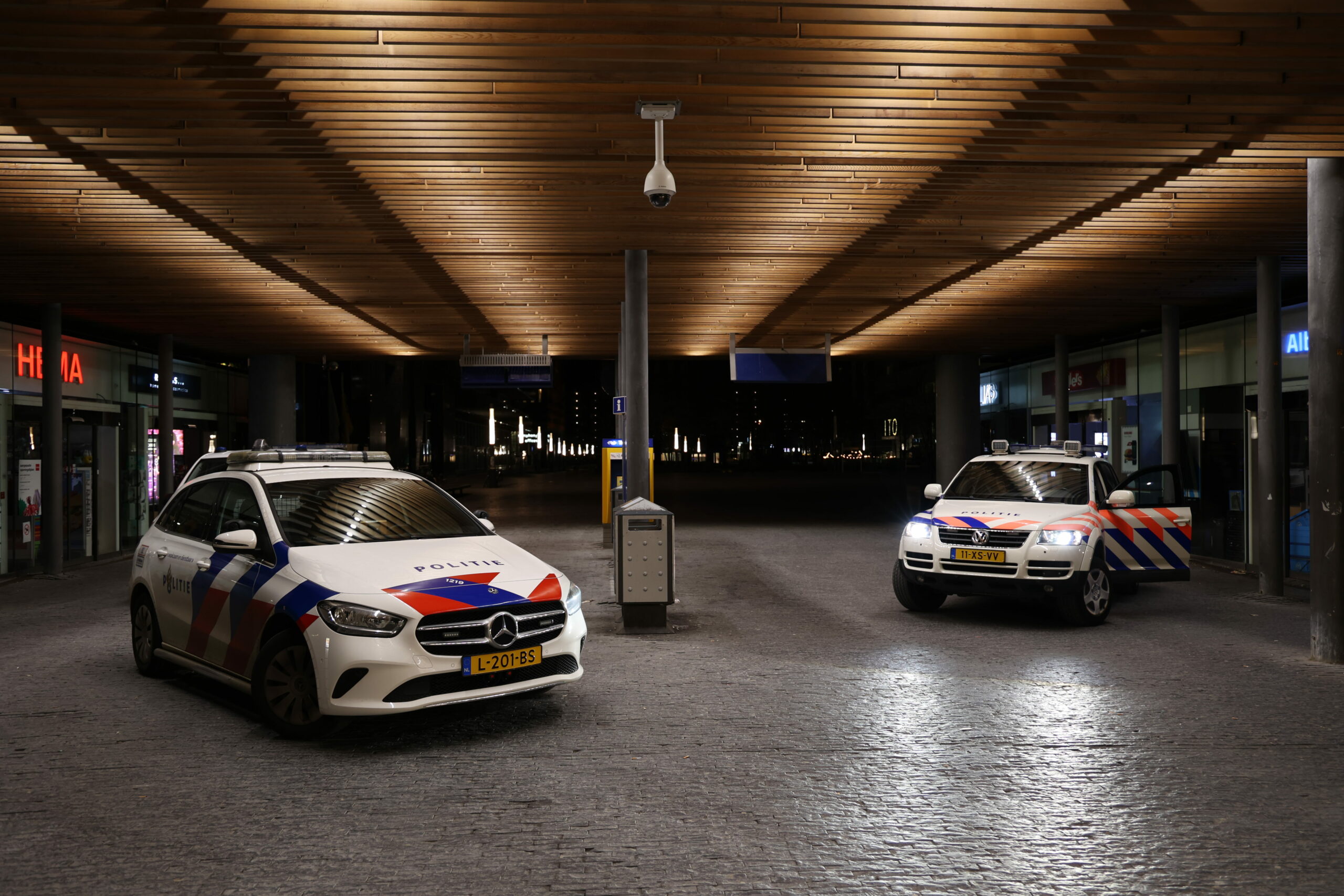 Plofkraak op automaat in stationshal in Amsterdam Zuid - 112 Nederland