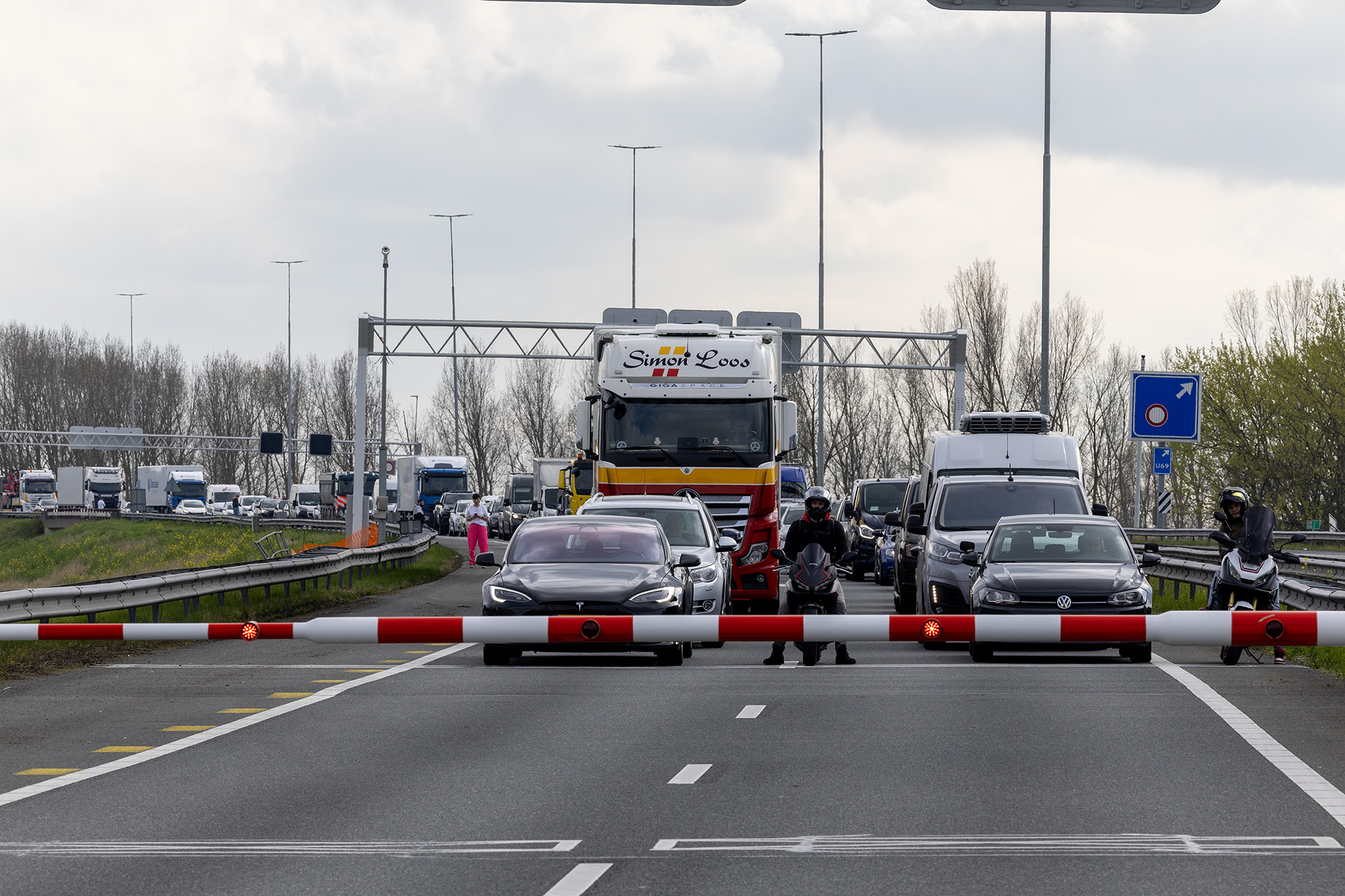 Auto vliegt in de Wijkertunnel in de brand na ongeval - 112 Nederland