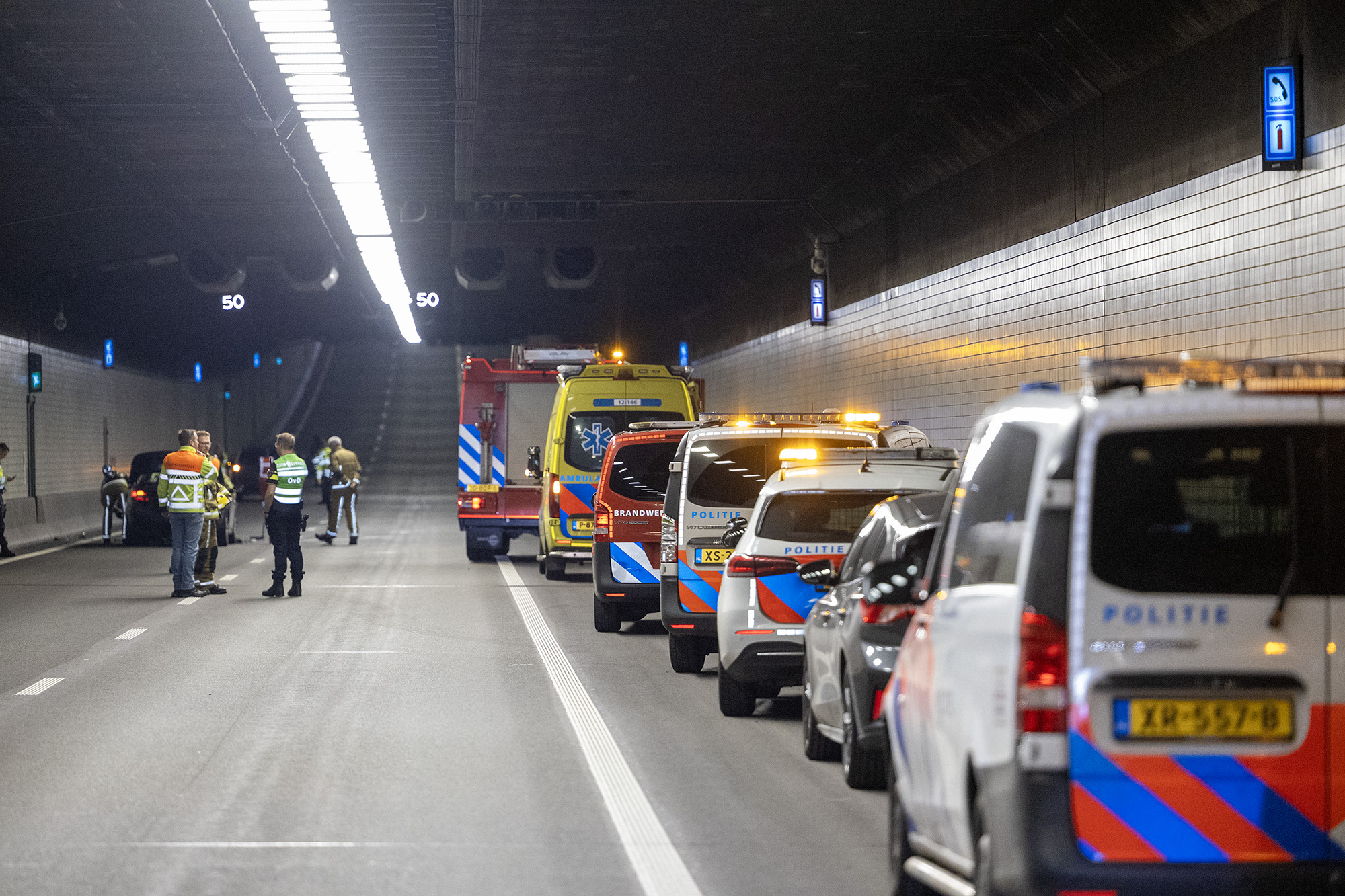 Auto vliegt in de Wijkertunnel in de brand na ongeval - 112 Nederland