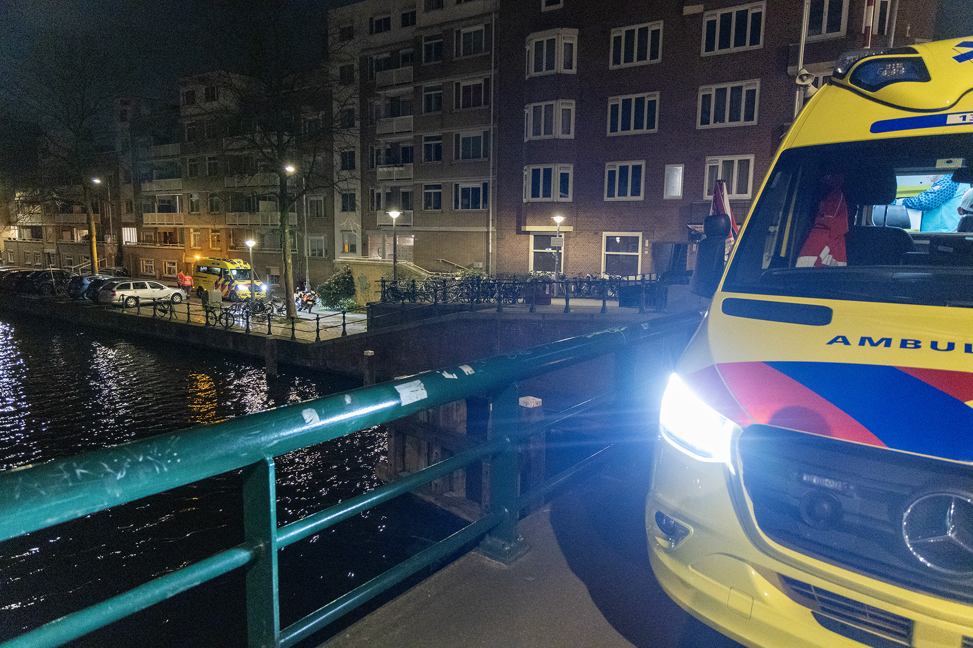 20-jarige jongen gereanimeerd nadat hij in het water valt