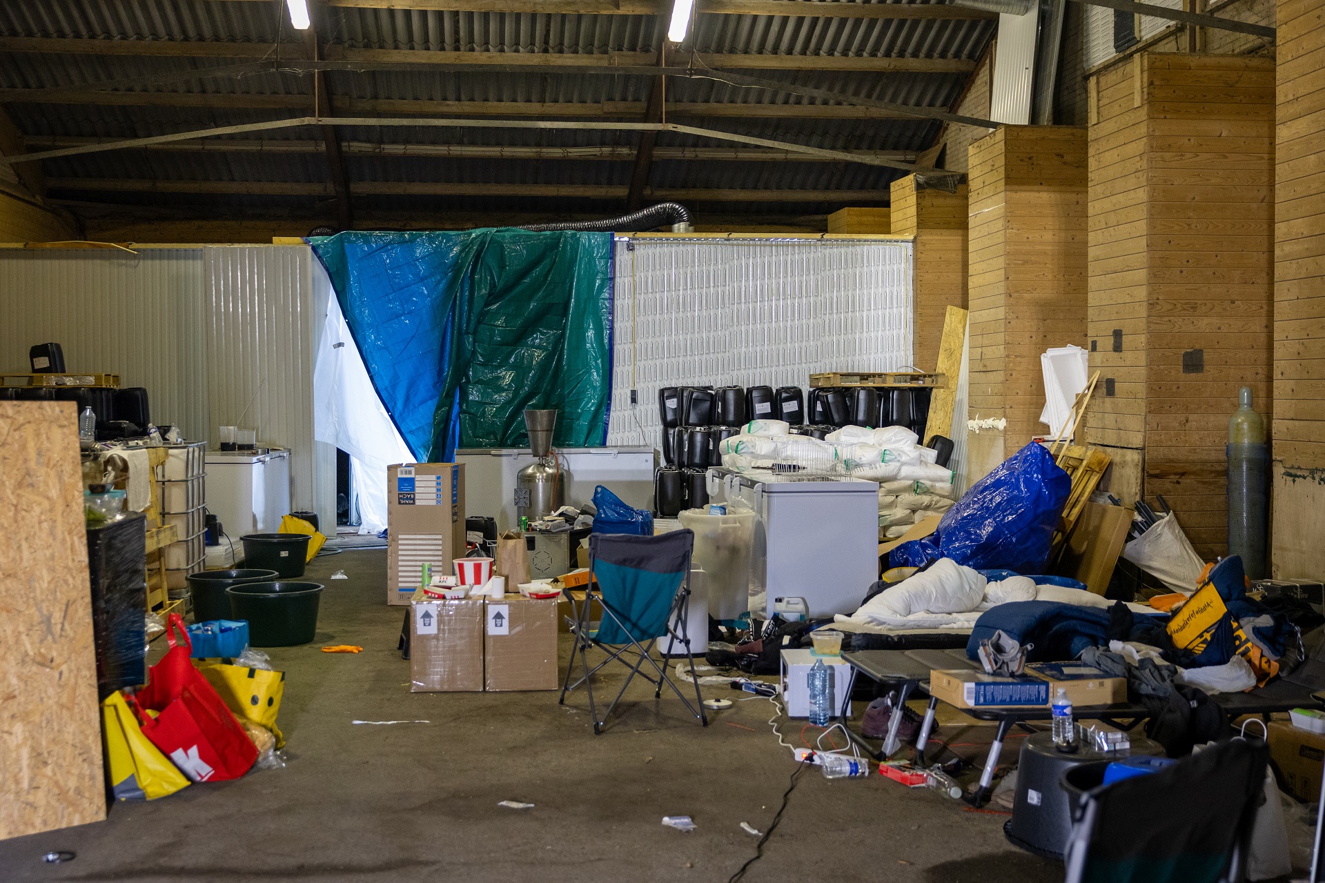 Drie verdachten aangehouden na inval in groot drugslab