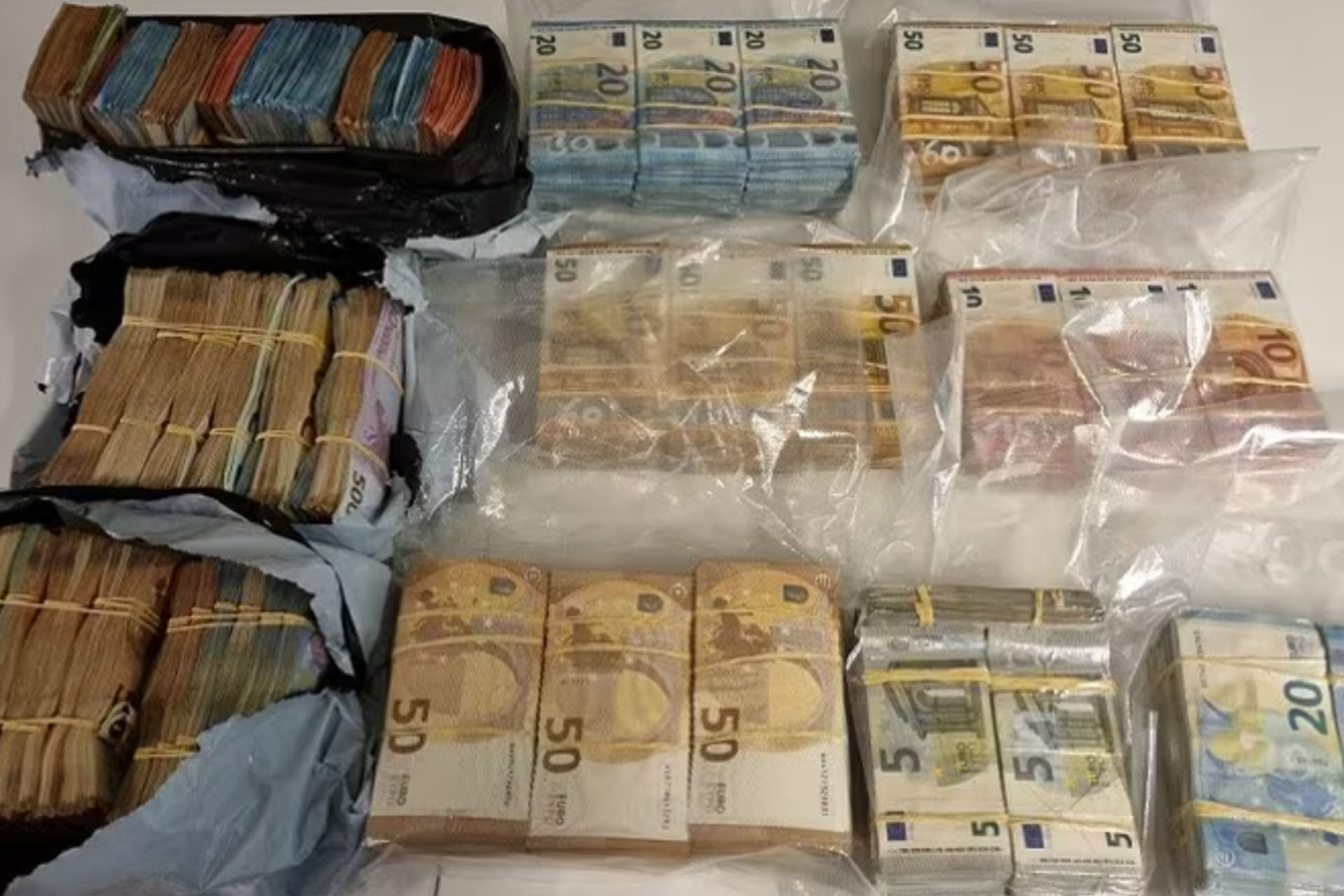 Ruim 850.000 euro in contanten inbeslaggenomen