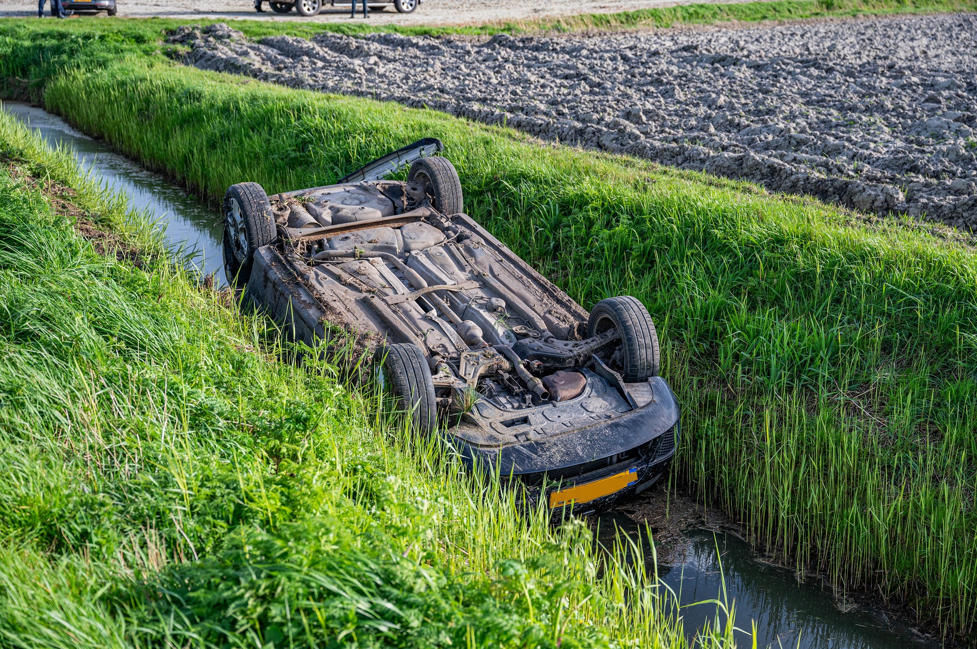 Auto met vier inzittenden belandt op z’n kop in sloot
