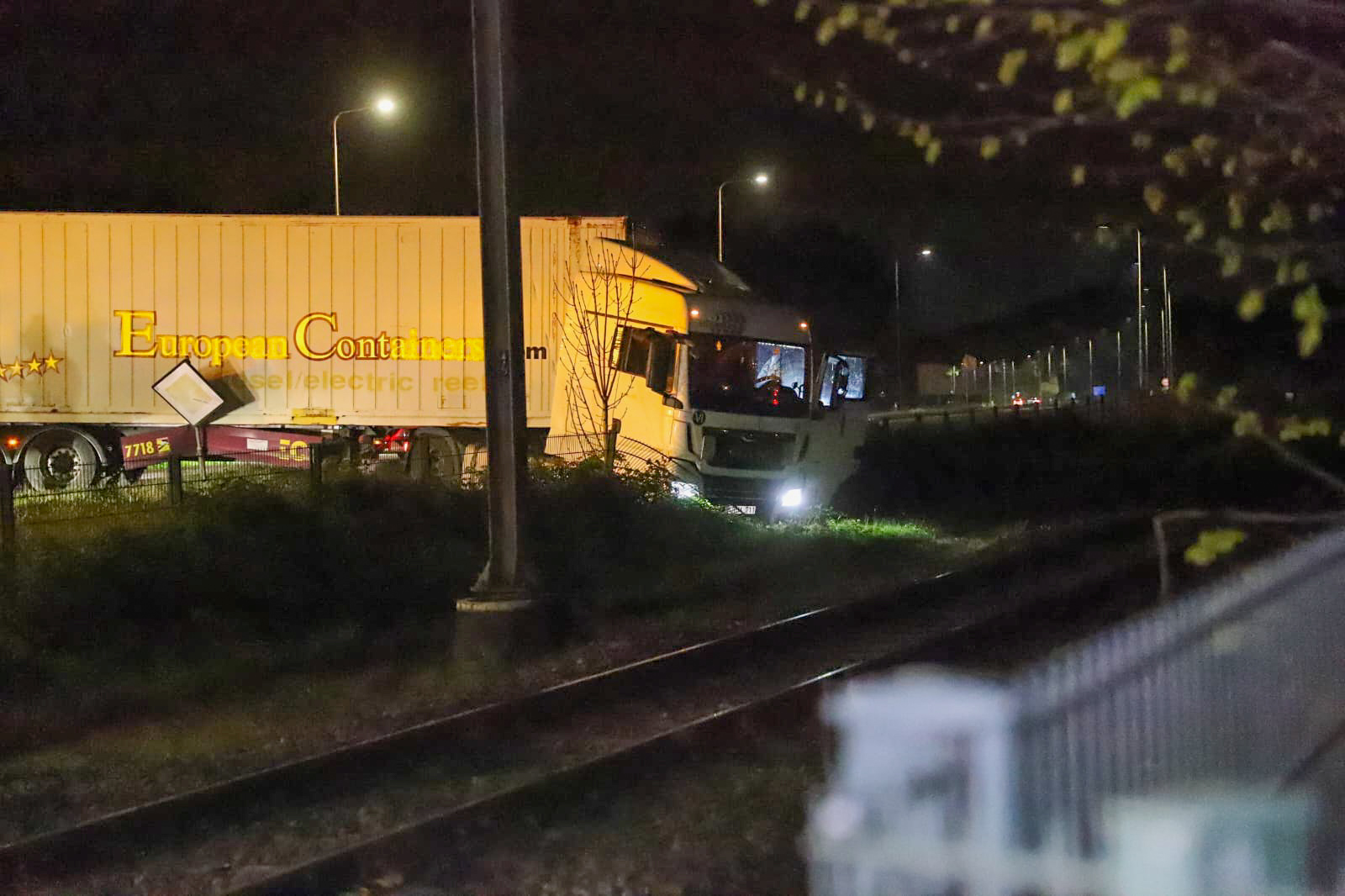 Vrachtwagen belandt net niet op spoor na ongeval, chauffeur mogelijk onder invloed